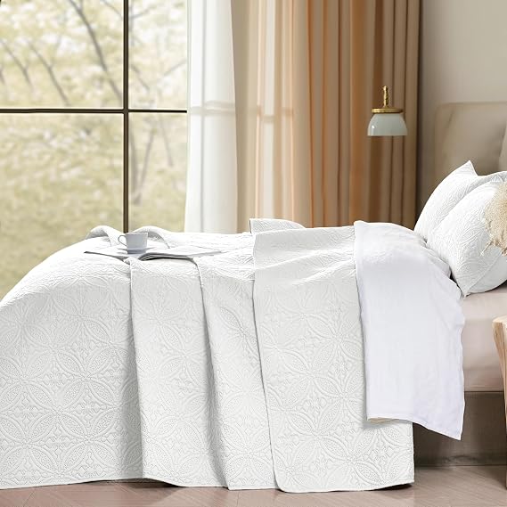 WURUIBO King/Cal King Quilt Set White, Microfiber Lightweight Bedspreads, Ultrasonic Embossed Solid Coverlet, Thin Bedding Set for All Season, Soft Breathable Bed Cover(1 Quilt, 2 Pillow Shams)