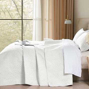 WURUIBO King/Cal King Quilt Set White, Microfiber Lightweight Bedspreads, Ultrasonic Embossed Solid Coverlet, Thin Bedding Set for All Season, Soft Breathable Bed Cover(1 Quilt, 2 Pillow Shams)