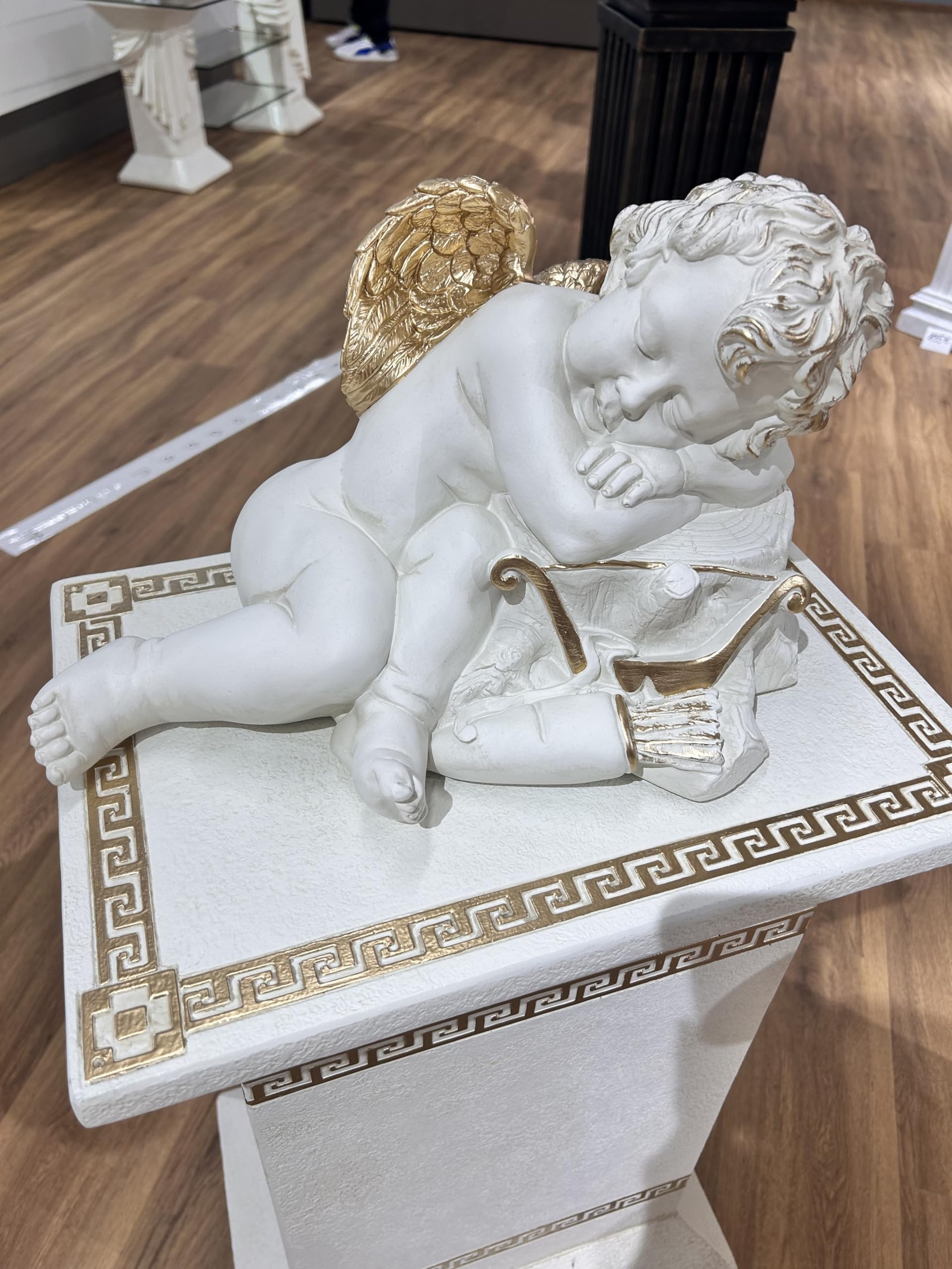 Generisch Figurka śpiącego anioła na pniu drzewa z łukiem i strzałą. 24 cm.