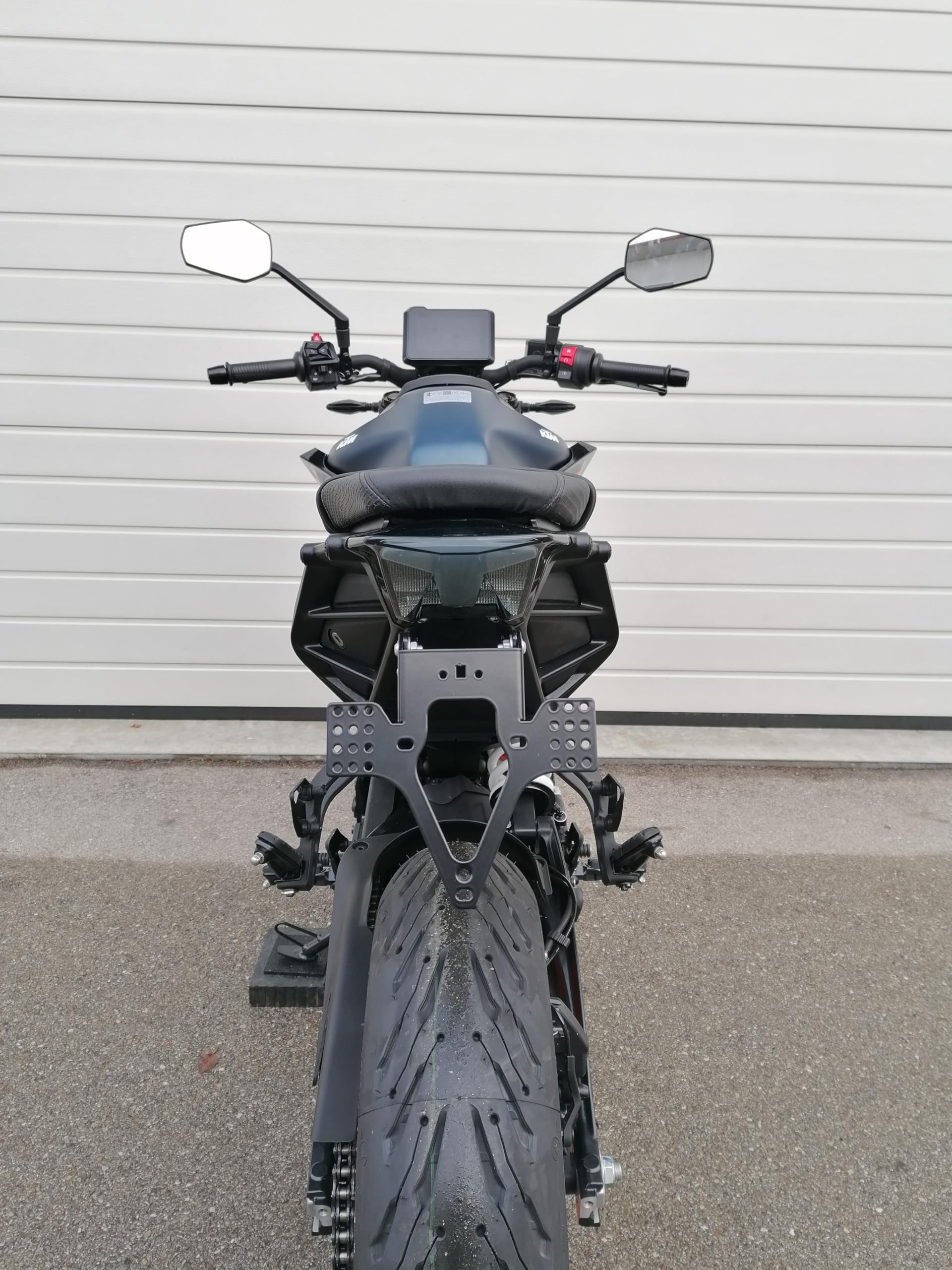 Porta targa corto Grofatec compatibile con KTM Duke 125 e Duke 390 dal 2024 EVO no compatibile all'illuminazione della targa originale