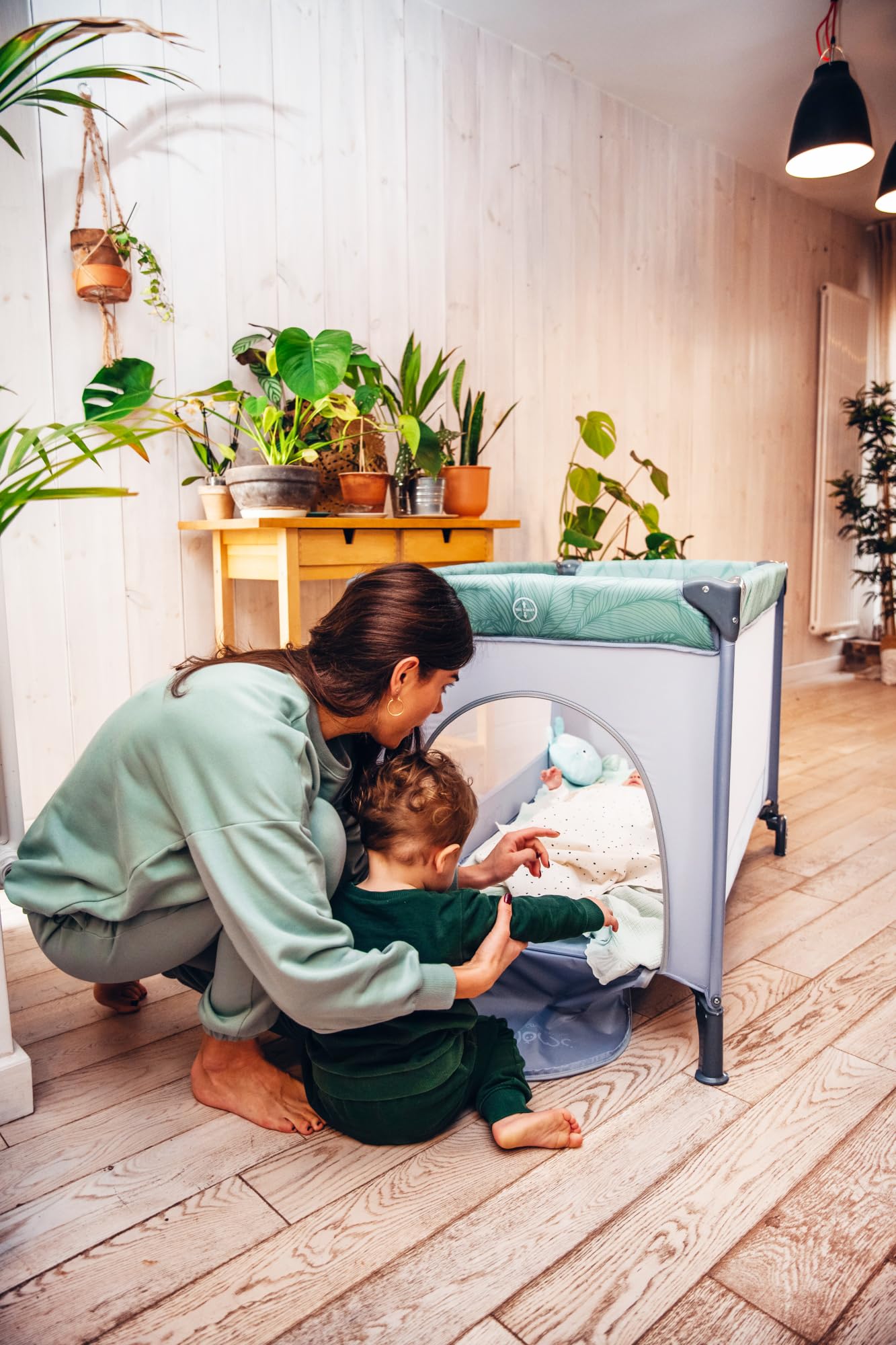 Momi BELOVE lettino da viaggio per bambini fino a 15 kg, 125x65x78 cm, pieghevole 21x23x80 cm, con materassino, 2 ruote e borsa per il trasporto