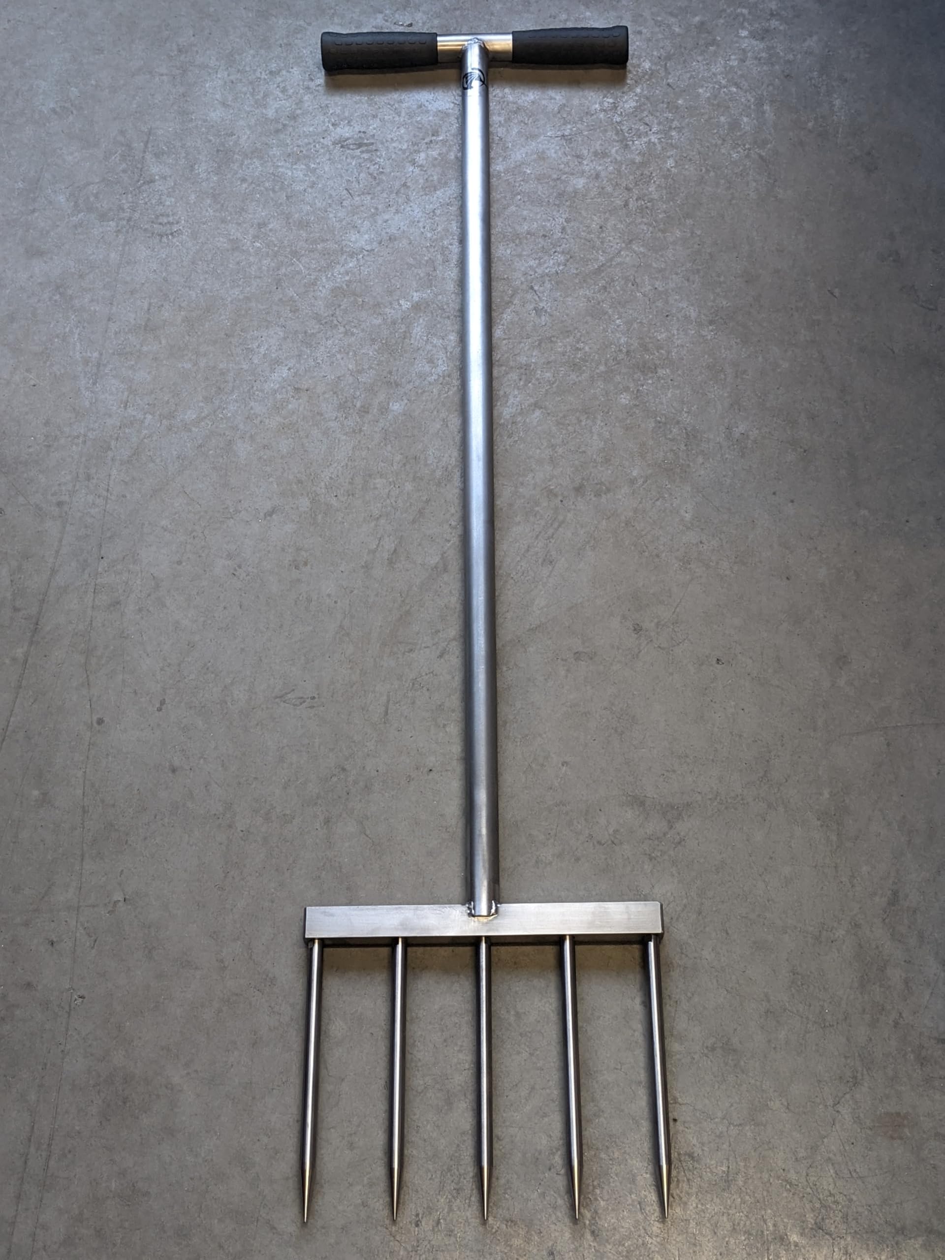 Rasenkralle Tiefenlocker Made in Germany – Manueller Rasenlüfter mit Vollspoons zur Bodenlockerung & Aerifizierung, Robustes Gartenwerkzeug gegen Bodenverdichtung für gesunden dichten Rasen