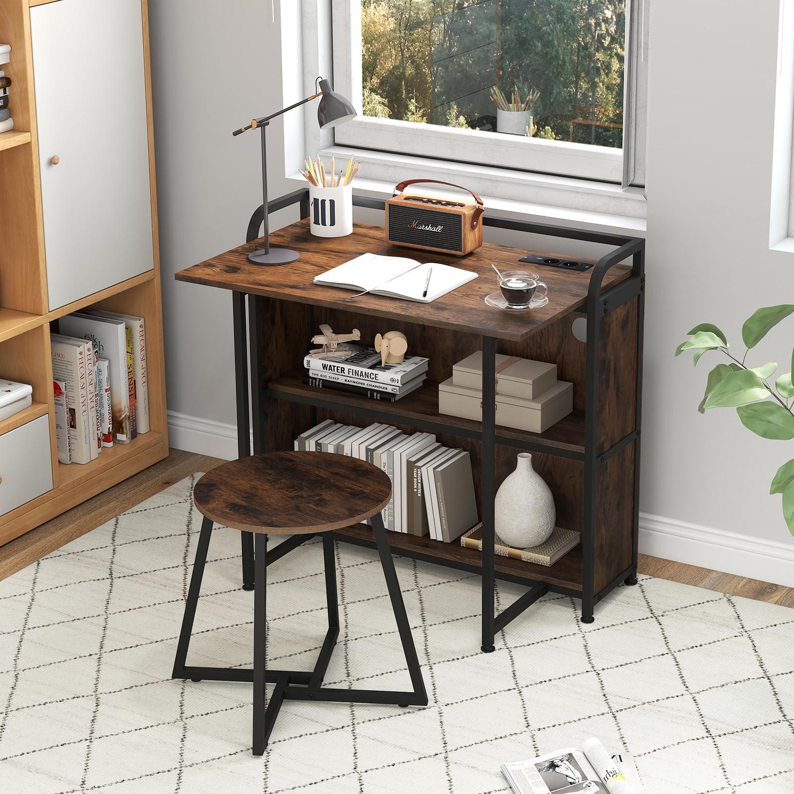 COSTWAY Schreibtisch klappbar mit Steckdose, Klapptisch mit Hocker, Computertisch mit Regalen & Metallrahmen, platzsparender Bürotisch, Klappschreibtisch für Zuhause, Büro, 90 x 55 x 83 cm (Braun)