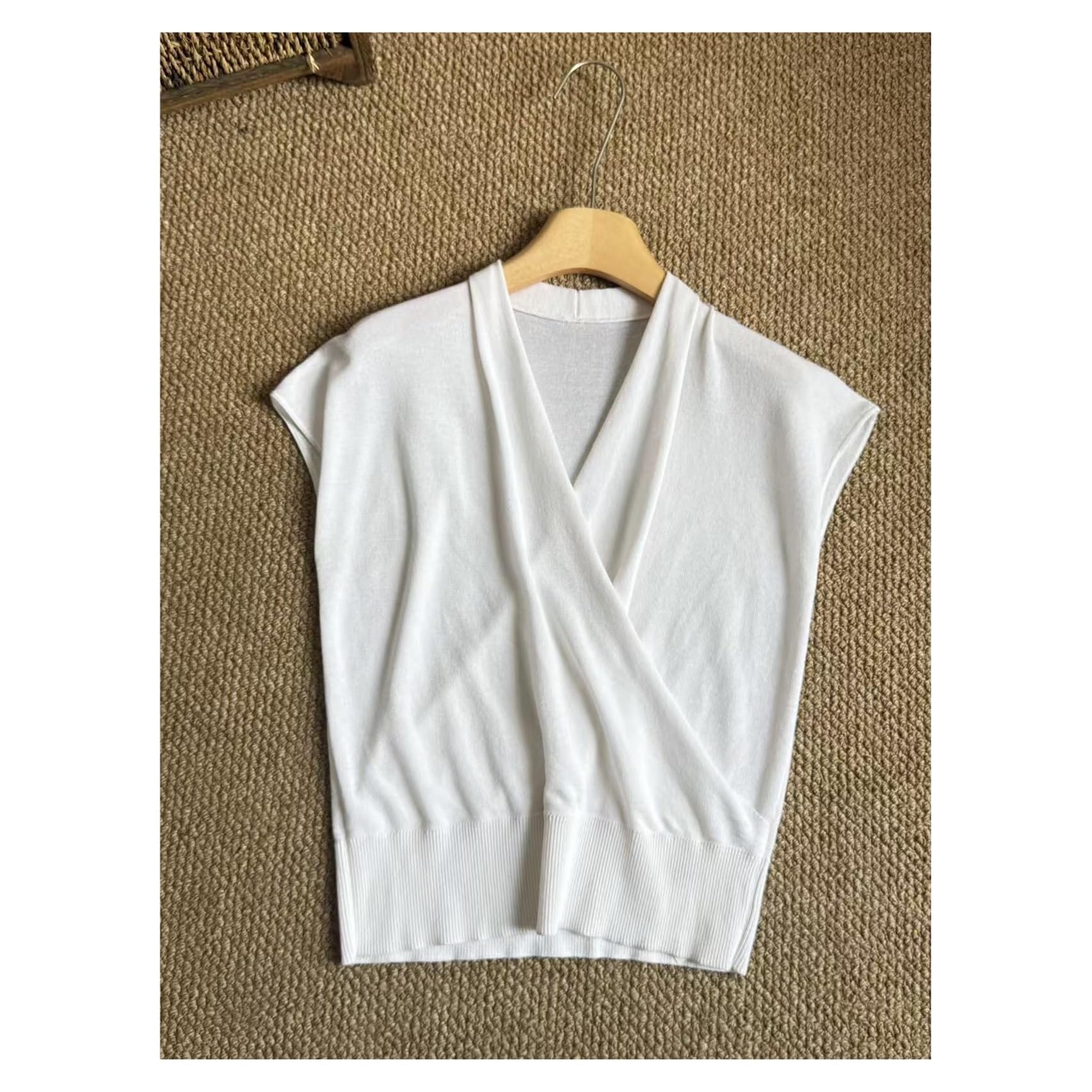 Top con Maniche Svolazzanti in Maglia Aderente con Volant E Scollo A V Incrociato
