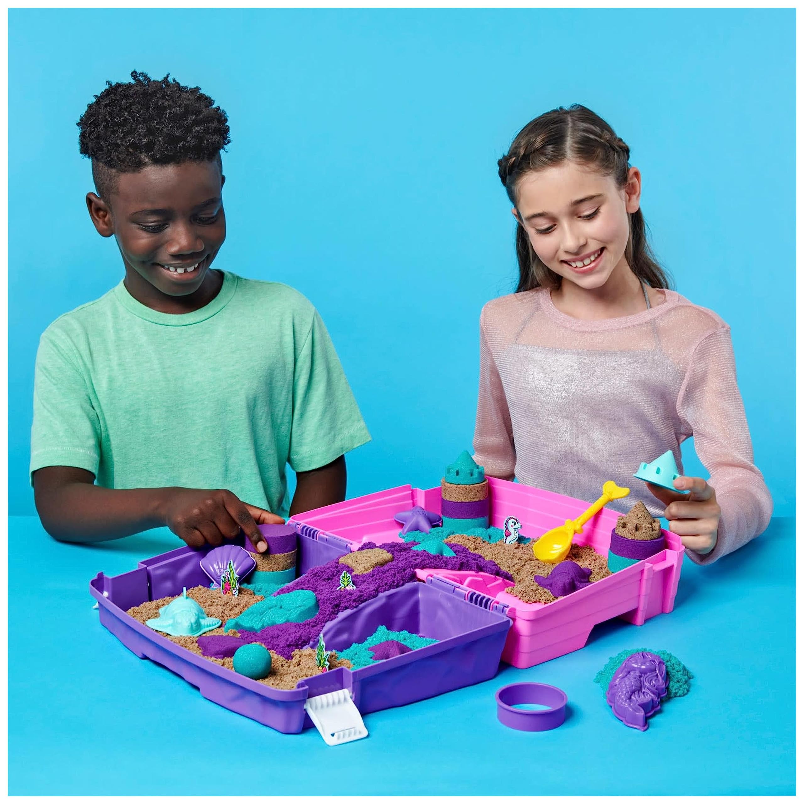 Kinetic Sand Meerjungfrauen Koffer - mit 907 g original kinetischem Sand aus Schweden, erfüllt alle gesetzlichen Anforderungen, mit 6 Förmchen für kreatives Indoor-Sandspiel, für Kinder ab 3 Jahren