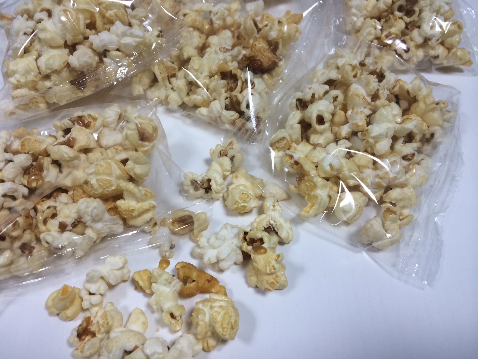 600 Beutel Bussy Popcorn karneval Fasching Wurfmaterial a 8g Mini Saison Popcorn