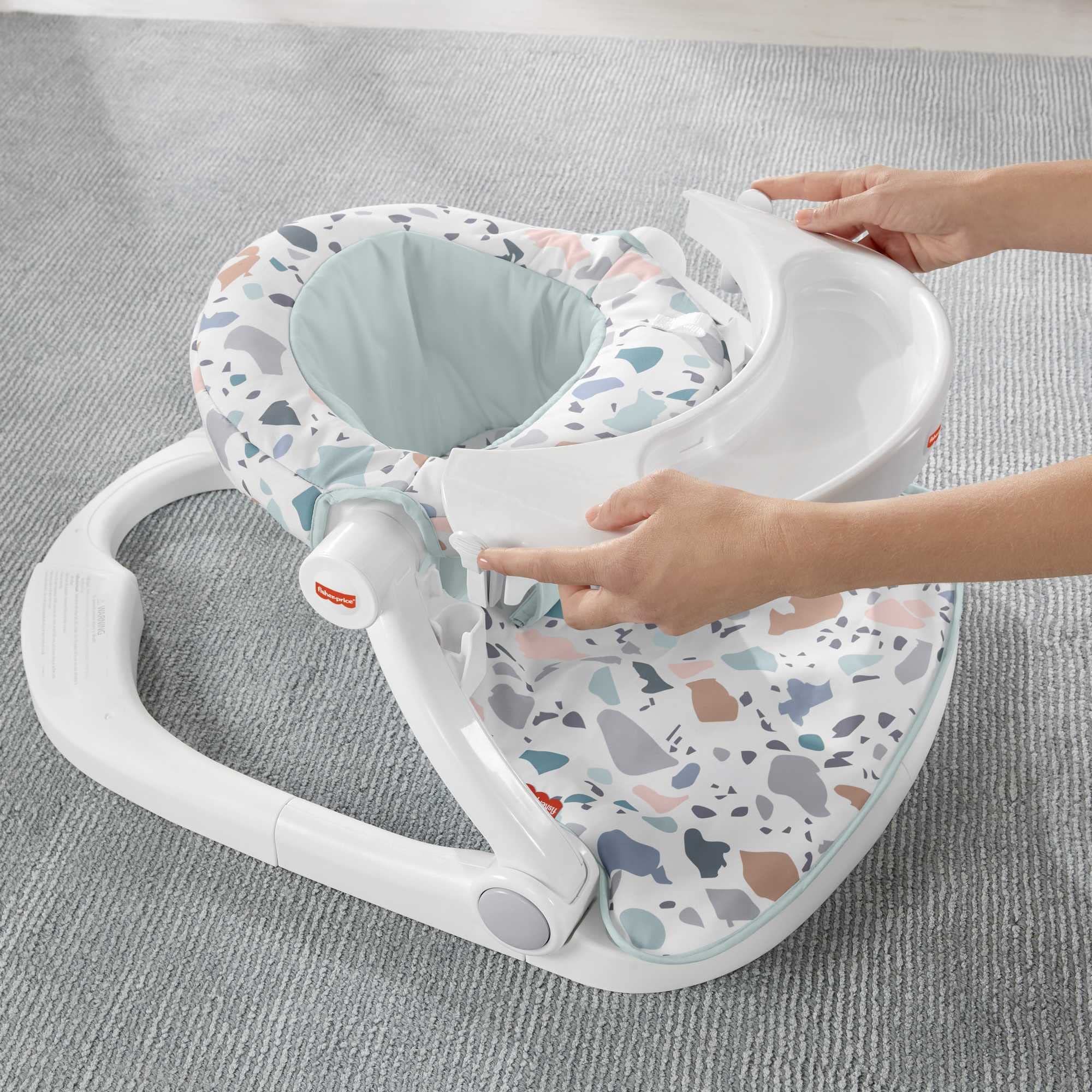 Fisher-Price Fotelik-siedzisko „Siadaj ze mną” z blacikiem, ze wzorem kamienistej plaży, przenośny fotelik dla niemowląt z zabawkami - HPF45