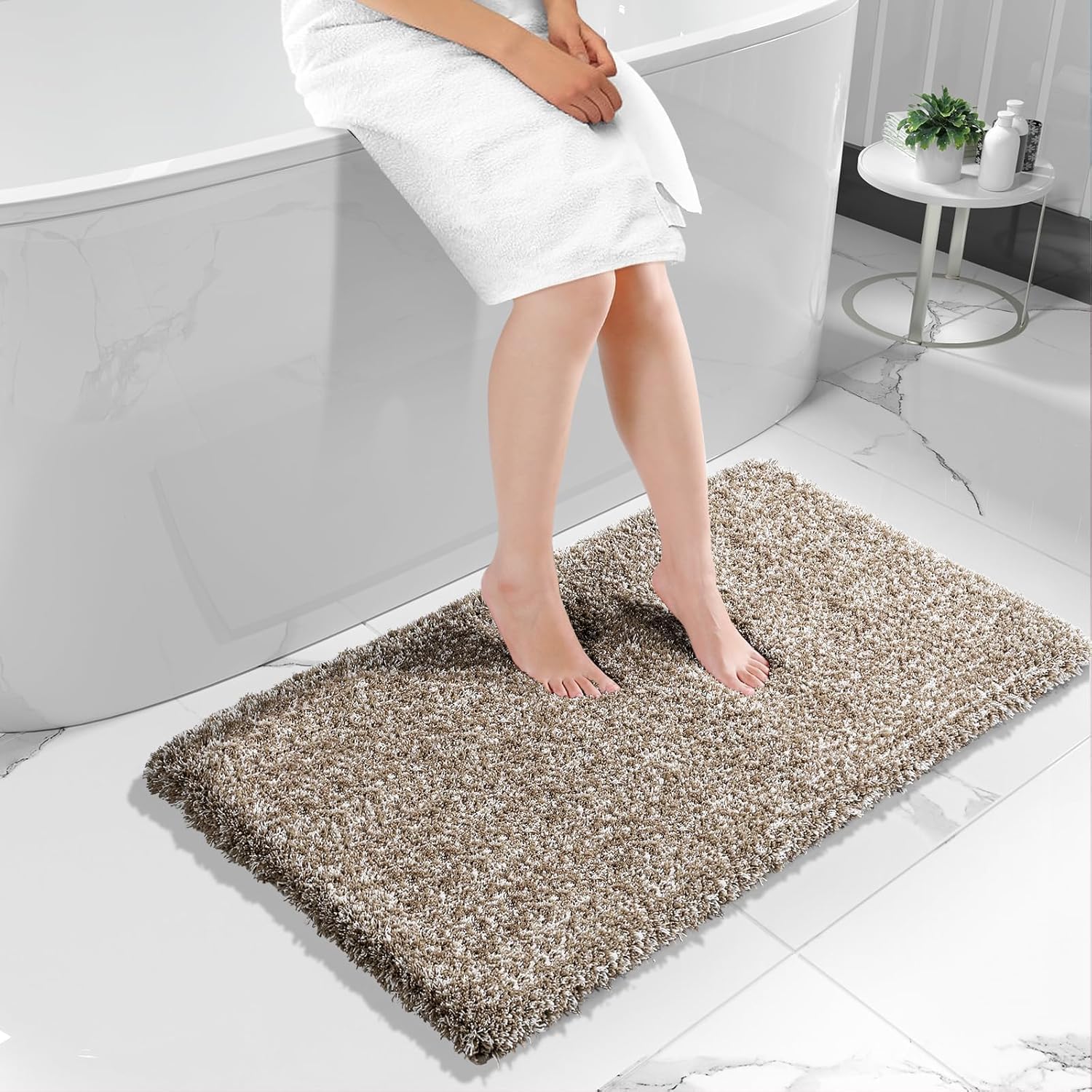 Yimobra Bath Mat, Super Shaggy Soft Comfortable Non Slip, Water Absorbent Microfiber Bath Mat, Dries Quickly, Machine Washable Thick Bathroom Floor Rugs for Shower, 120 x 61 cm, Brown and White