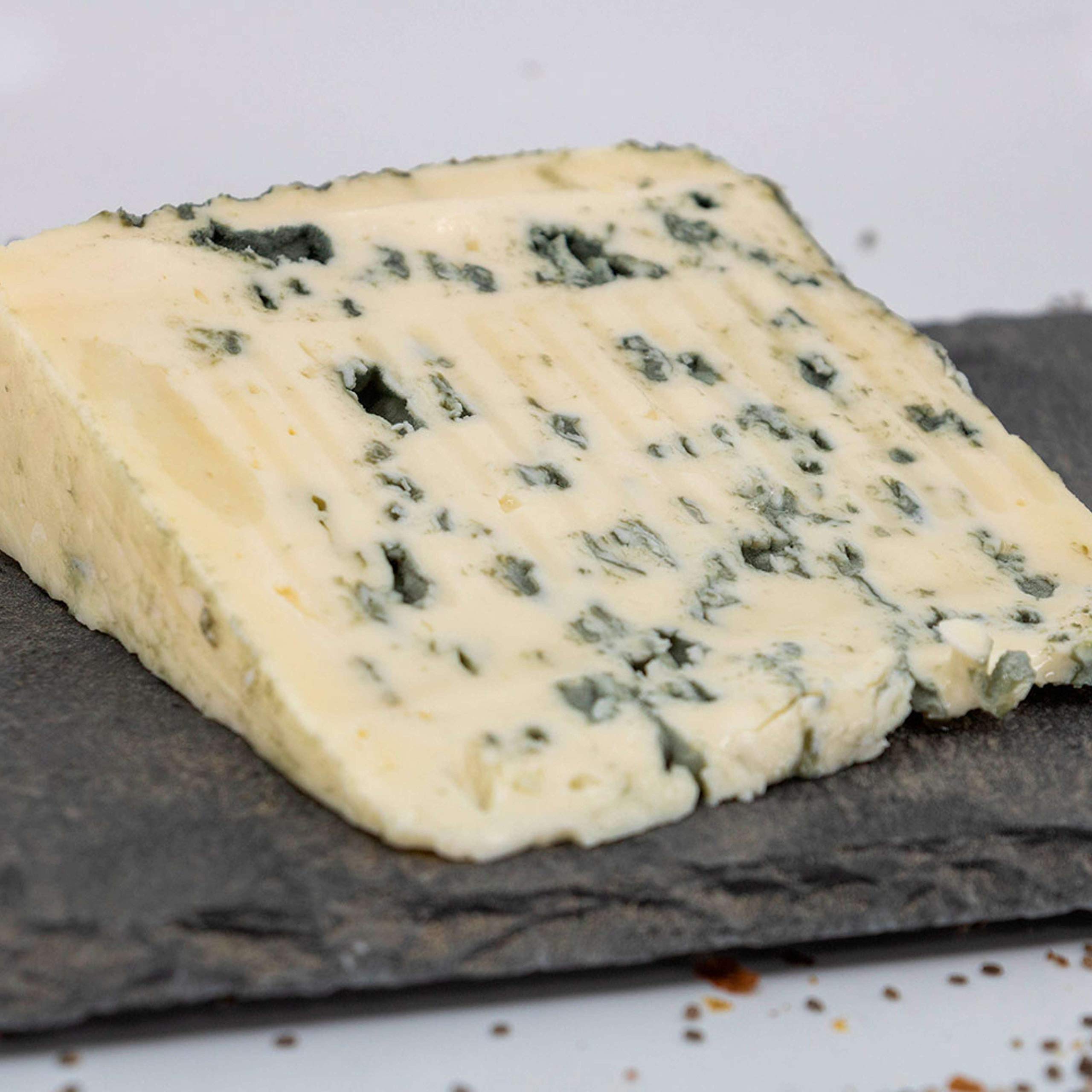 Queso Azul Cremoso Montagnolo - Hecho a partir de leche de vaca pasteurizada y se elabora a partir de una receta tradicional - Medio Queso 1.100 gramos Peso Aproximado