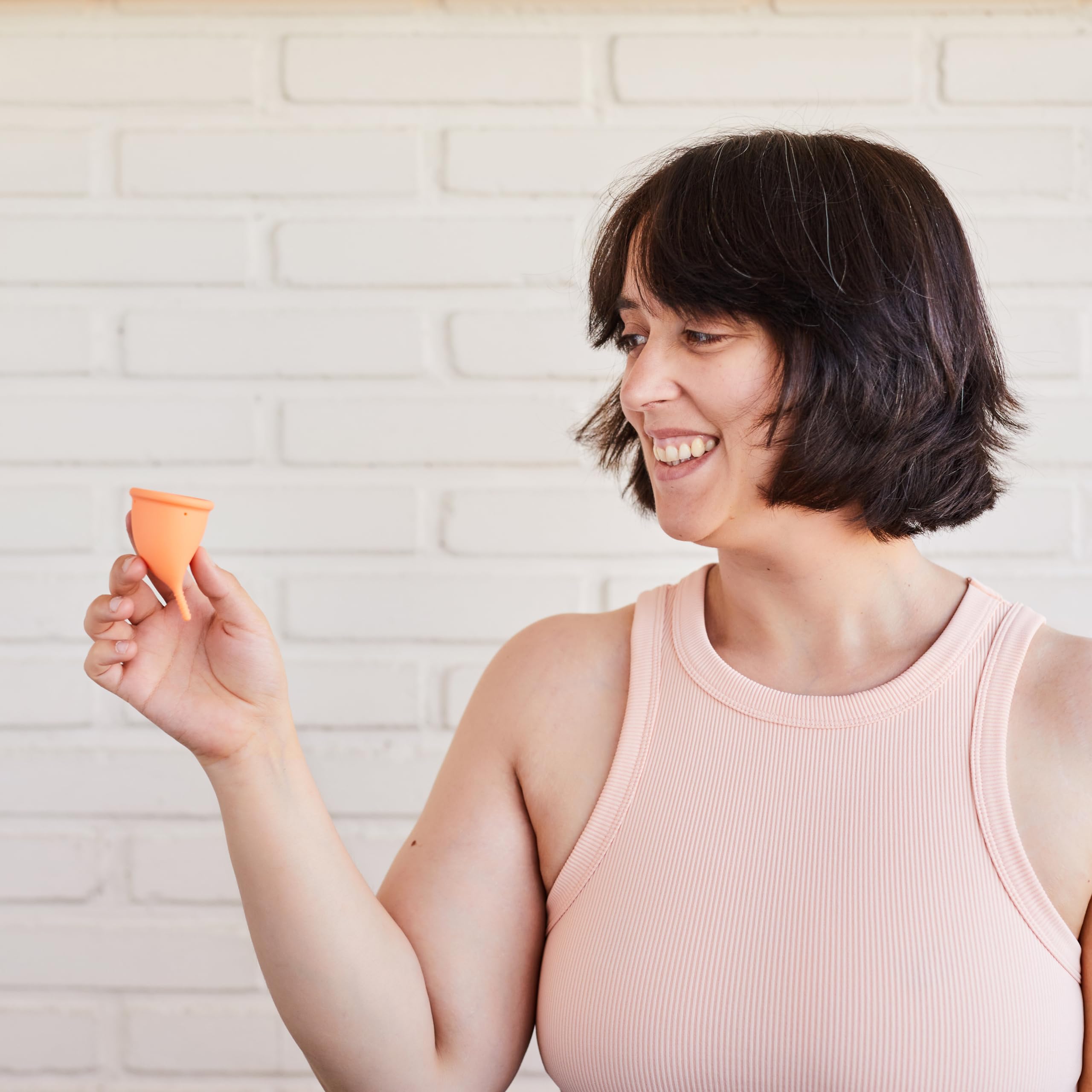 PapayaCup Copa Menstrual Anatomica Mas Comoda Mas flexible Para Mujeres con Sensibilidad Vaginal y Reutilizable con Vaso Esterilizador Plegable para Microondas (S con Esterilizador) - 5