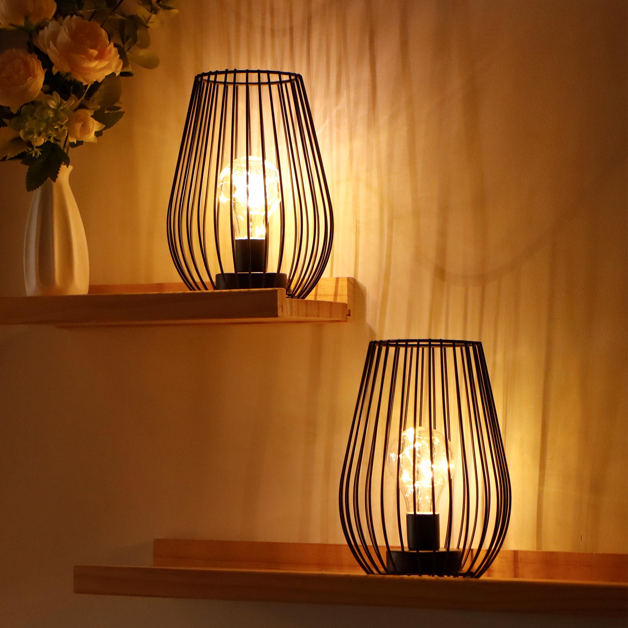 TRIROCKS Lampe de Table Métallique Sans Fil 20cm, Set de 2 Lanternes en Forme de Cage à Piles avec Ampoule Lumières Féériques pour Intérieur/Extérieur, Noël, Mariages (Noir)