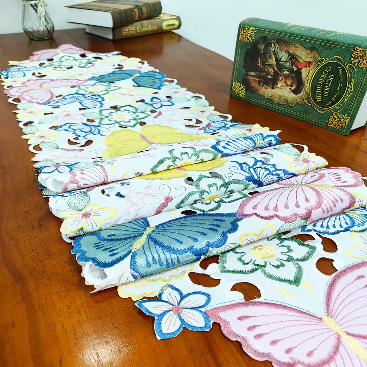 Amazon｜Bringsine 刺繍入りバタフライテーブルランナー アップリケ 花