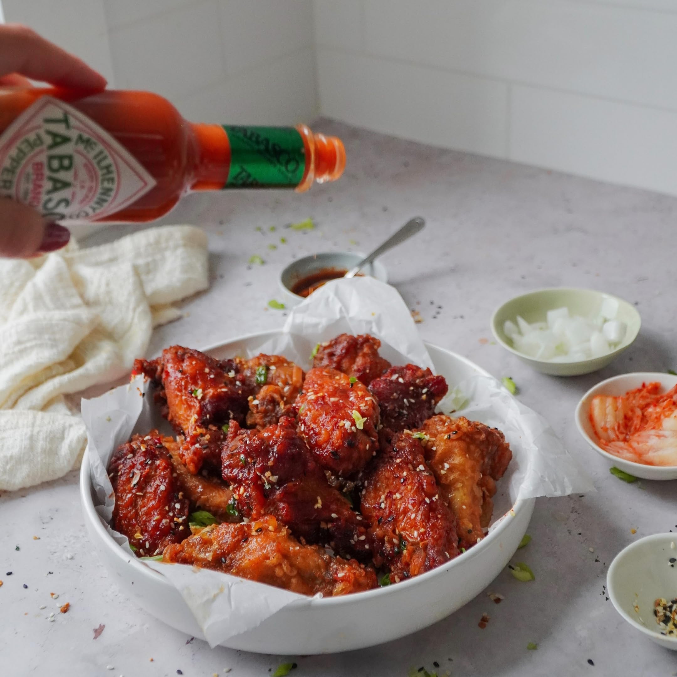 TABASCO Original Red Pepper Sauce ( 2 x 350 ml ) ist die kostengünstigste Variante! - Scharfe Soße aus nur drei 100% natürliche Zutaten - 3 Jahre Reifezeit scharfe Chili-Sauce - Glasflasche