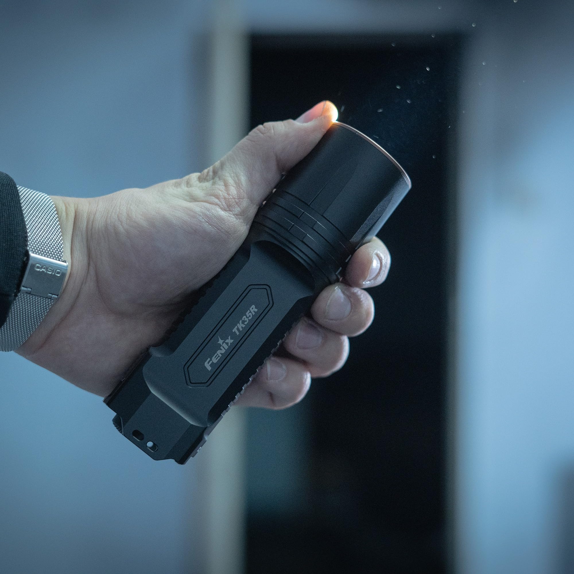 Fenix TK35R - Torcia ricaricabile per esterni e di sicurezza, 5800 lumen, 610 m, 105 ore massime, interruttore posteriore FlexiSensa, illuminazione UV a 2 livelli, copertura porta scorrevole, IP68