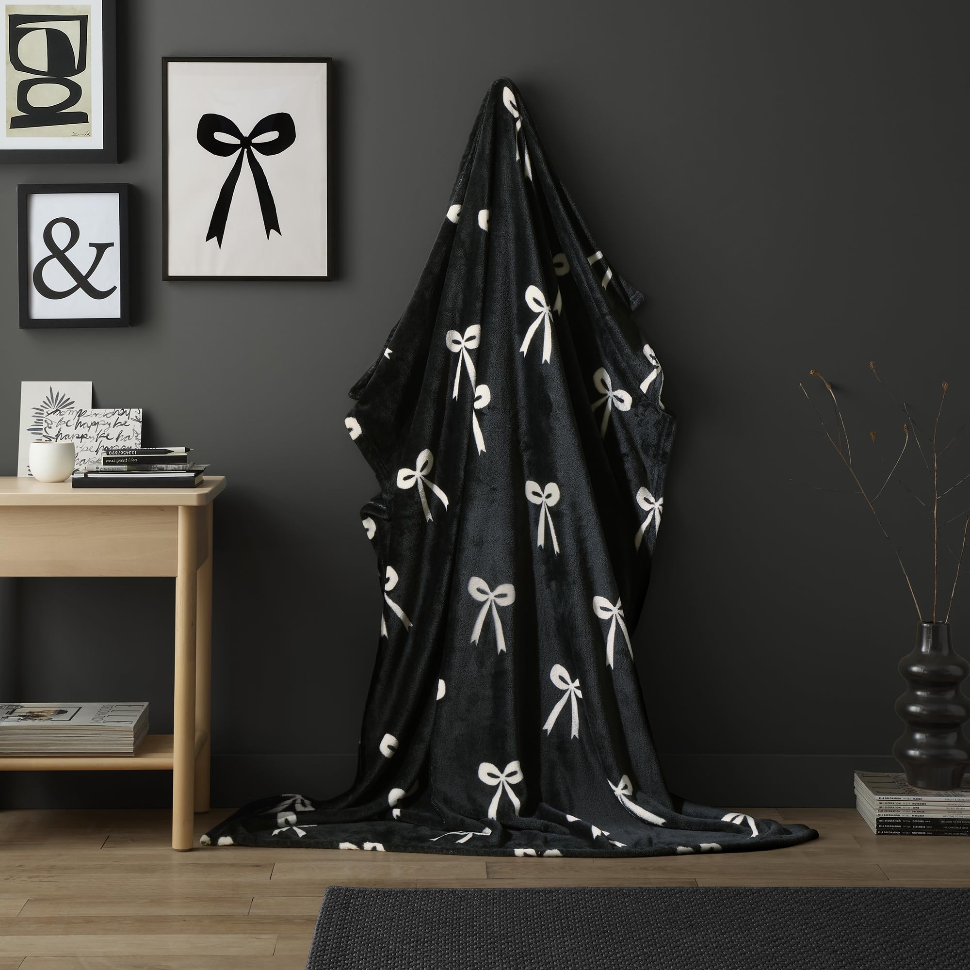 Fusion Snug Bows Monochrome Throw – Maximalist Blanket – Polyester – 120x150cms