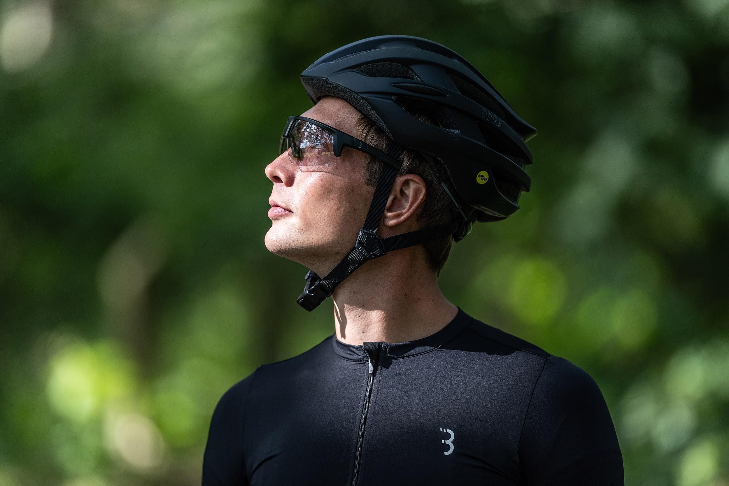 BBB Cycling Lunettes de cyclisme photochromiques Lunettes de soleil de cyclisme photochromiques pour homme et femme Protection 100% UV Gravel Bike Road Bike & MTB Noir mat Comet PH BSG-75PH