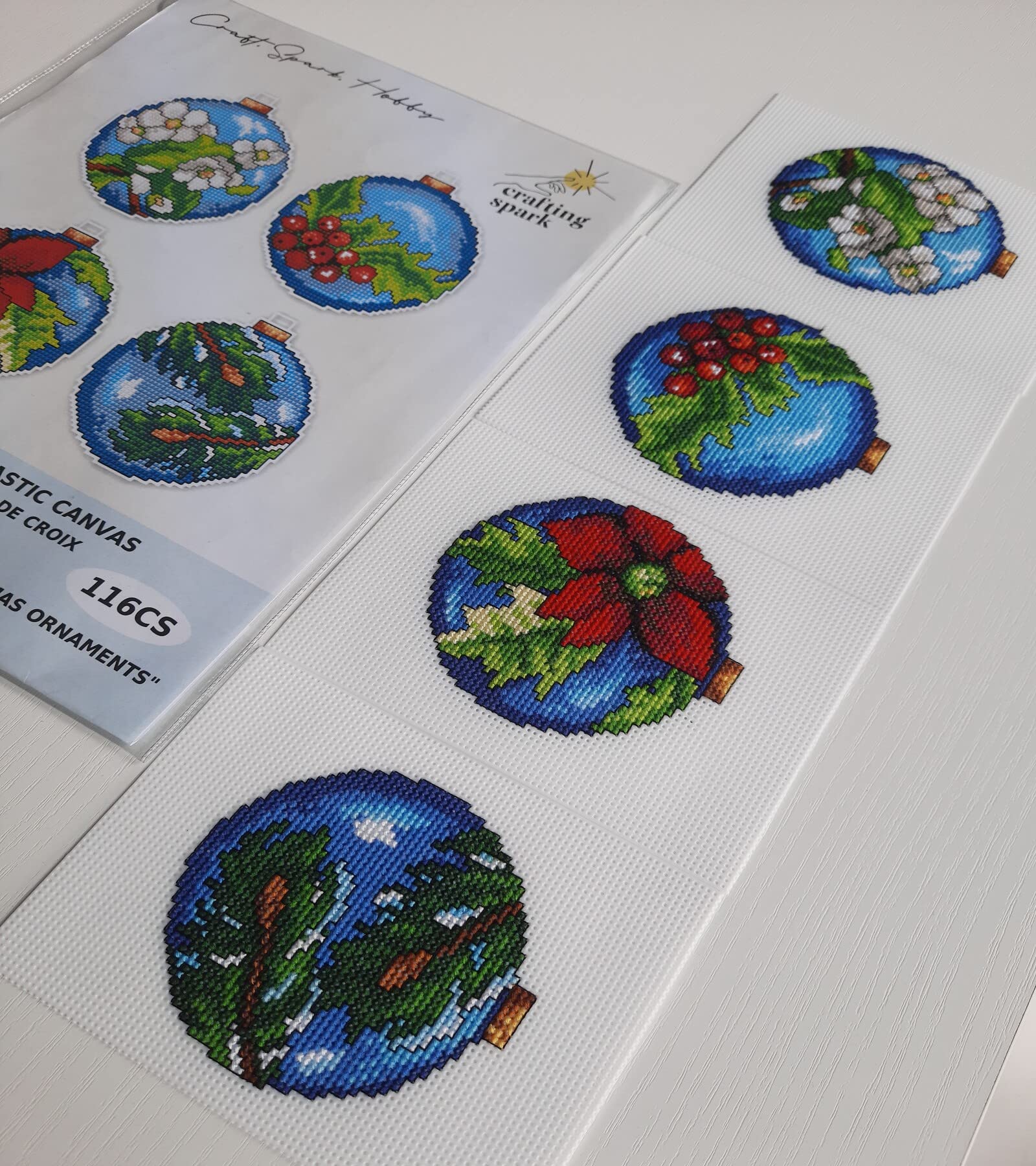 Crafting Spark Kreuzstich-Set auf Kunststoff-Leinwand mit Blumen, 4 weihnachtliche Ornament-Muster, je 9 x 10 cm, 116CS. Ideal für Bastel- und Stickliebhaber