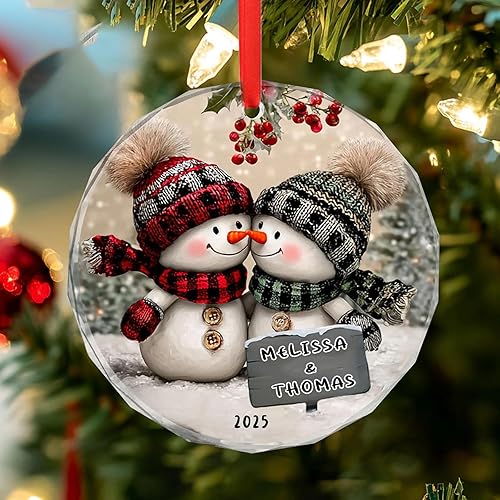 Miniatura 5 de NAZENTI Adorno personalizado para pareja de muñeco de nieve 2025, adornos de Navidad de vidrio personalizados con nombres, decoración navideña para