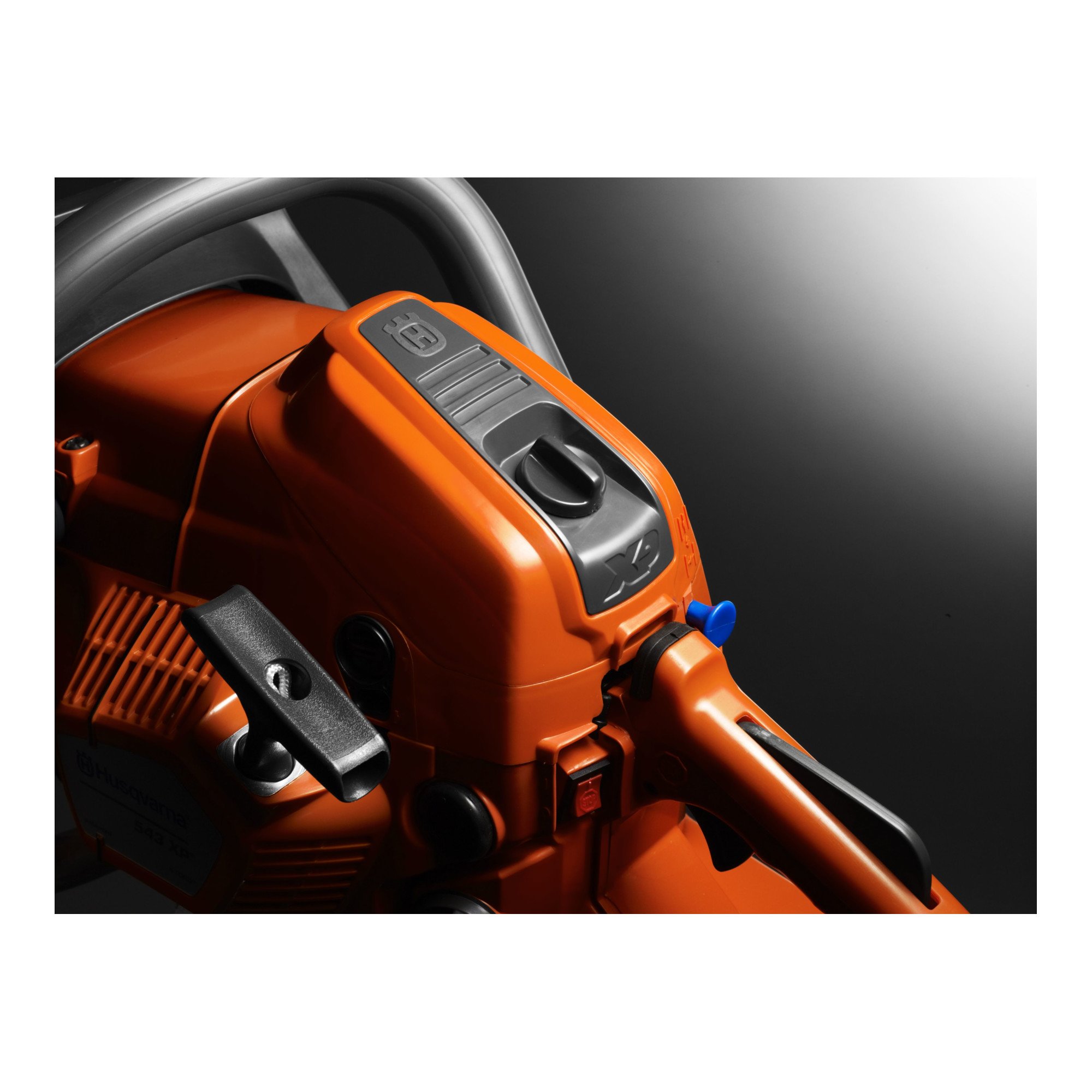 Motosega Husqvarna 543 XP per uso professionale con accensione facilitata e motore di elevata potenza, 43,1 cm³, 2,2 kW, barra da 38 cm, 4.5 Kg di peso leggera e versatile