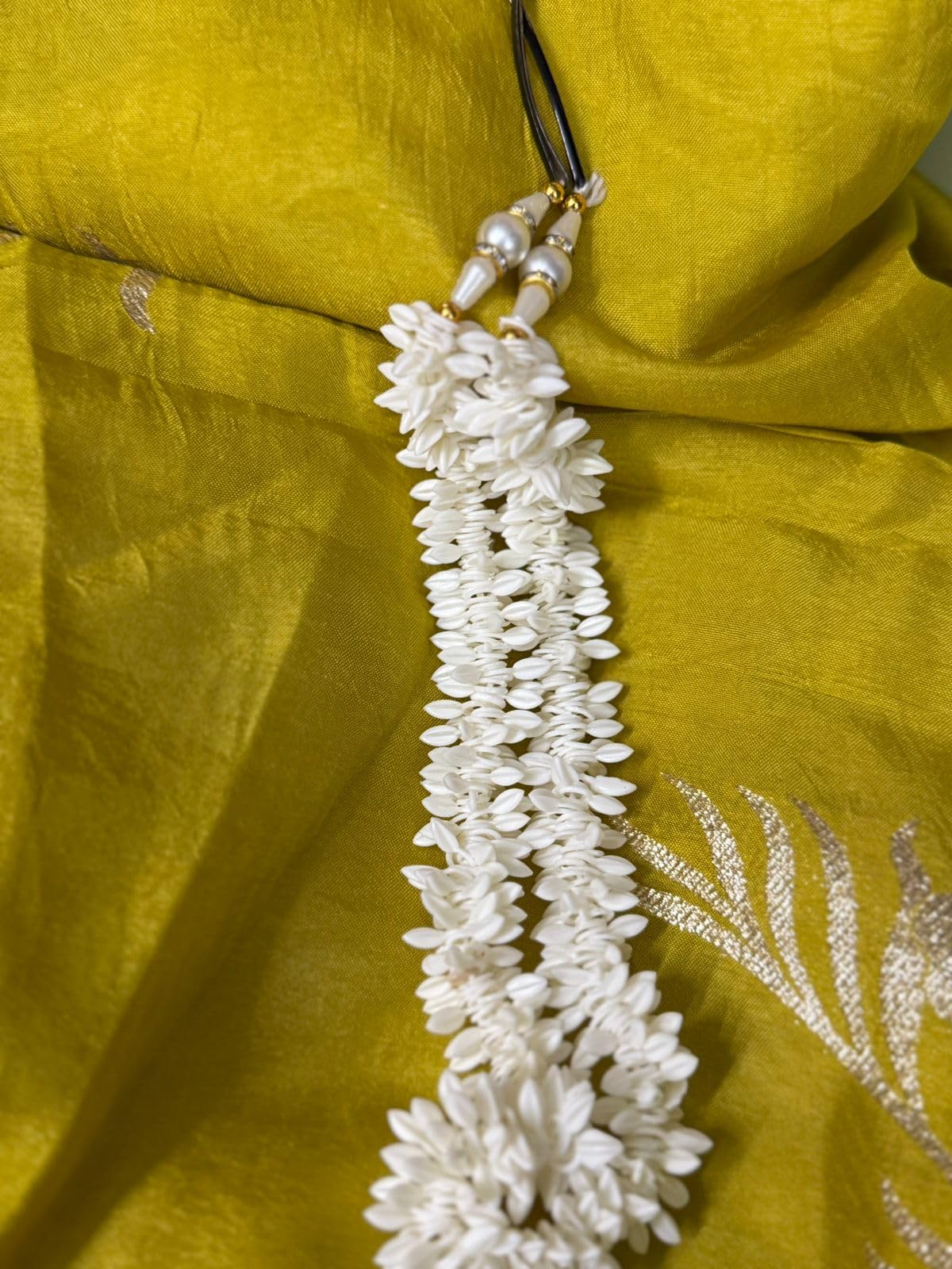 Artificial Gajra for Hair with Pearls, Artificial Scented Jasmine Flowers, White Hair Artificial Flowers for Women, Reusable Traditional gajra, Hair Accessories for Juda Bun with Bob Pins (White)