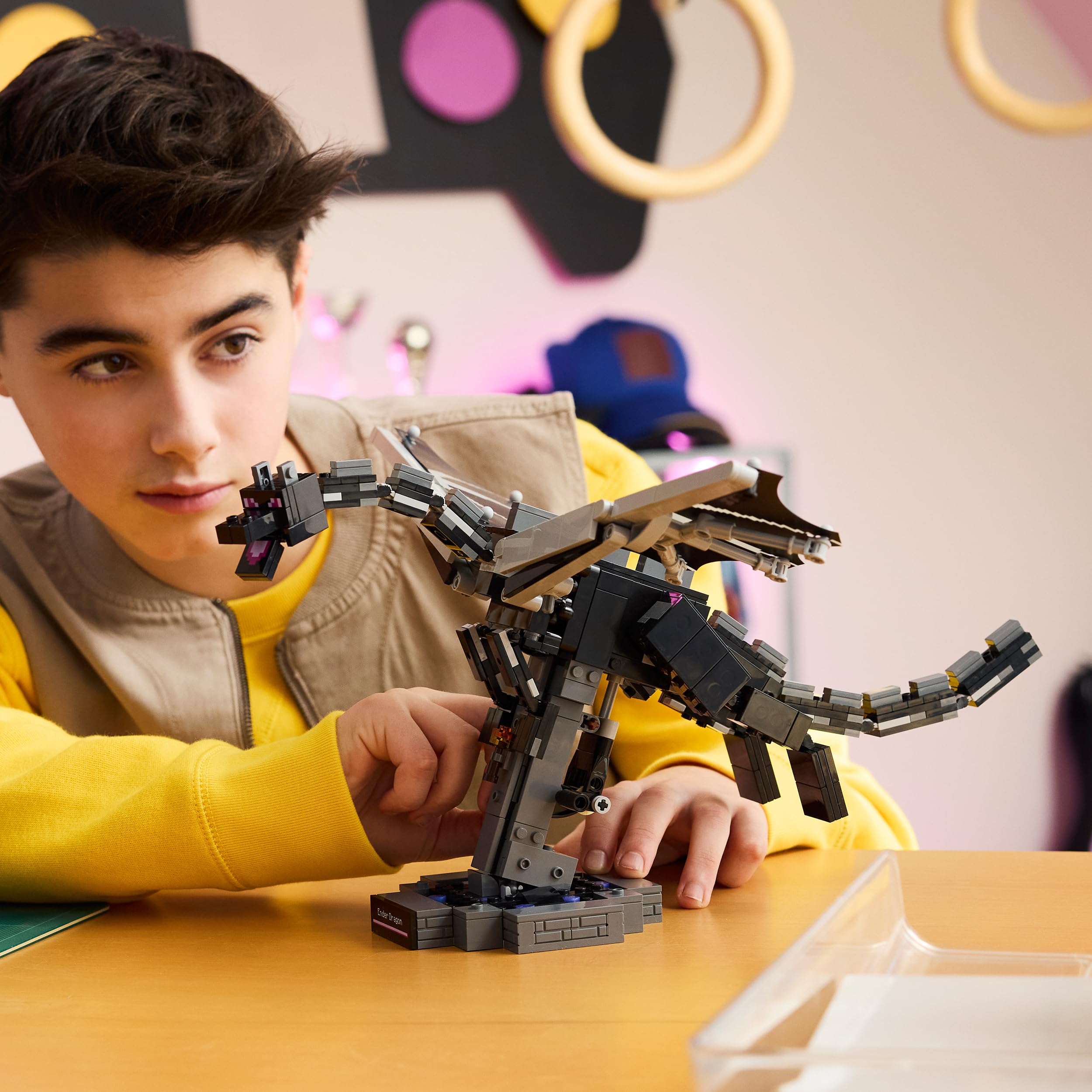 LEGO Minecraft Der Enderdrache - Interaktives Spielzeug mit schlagenden Flügeln und Exit Portal-Ständer als Zimmerdeko für Kinder - Gaming-Geschenk für Jungen, Mädchen und Fans ab 10 Jahren - 21595