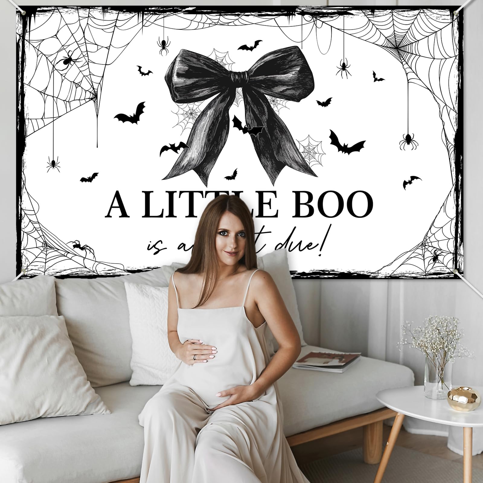 Bannière d'Halloween pour fête prénatale avec nœud blanc et noir « A Little Boo is Almost Due » - Toile d'araignée pour fille - Décorations de fête prénatale - 1,8 x 1,1 m