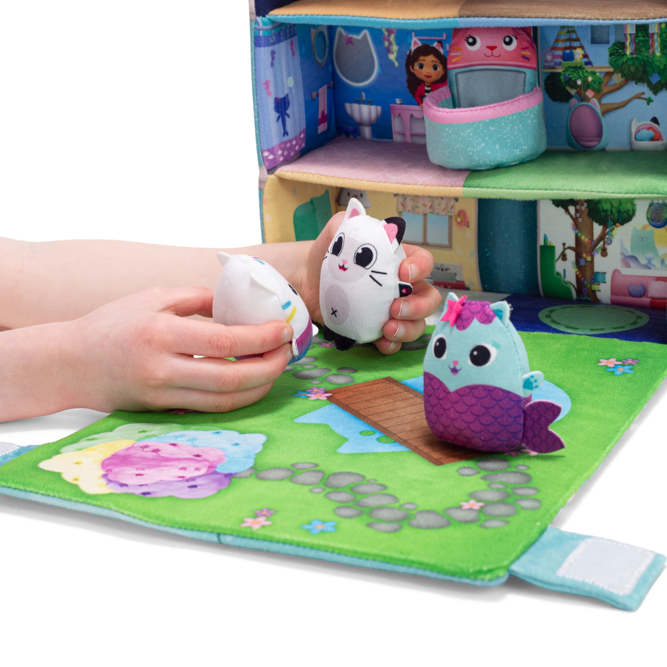Schmidt Spiele 42804 Gabby's Dollhouse, Puppenhaus mit 3 Figuren und Lift, 41 cm Plüschfigur