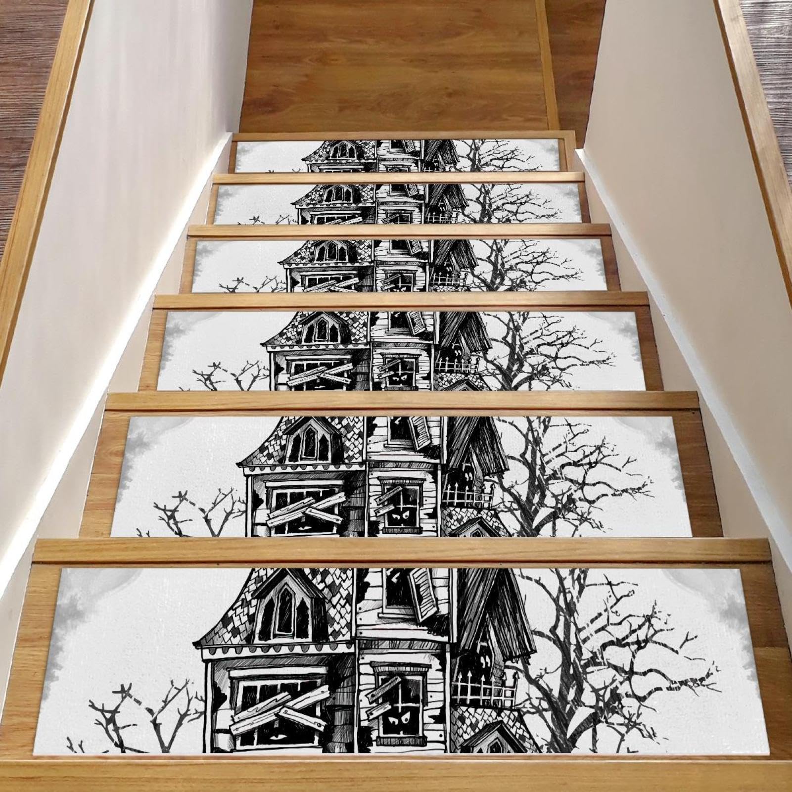 Camino de escalera para peldaños de madera en fiestas familiares de Halloween interiores