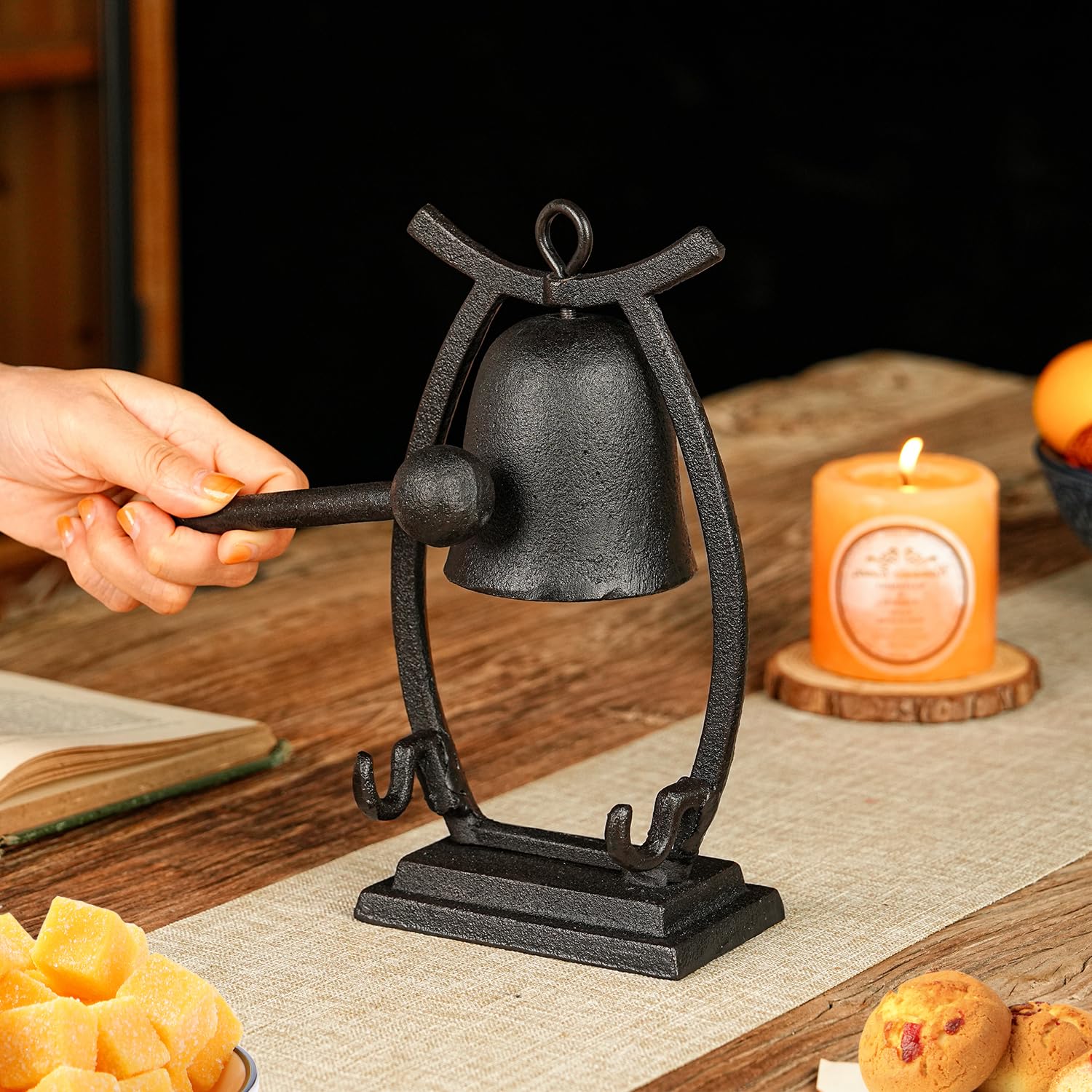 Campana de Cena de Hierro Fundido con golpeador Manual | Acento de mesa rústico para uso en comedor, recepción y mostrador
