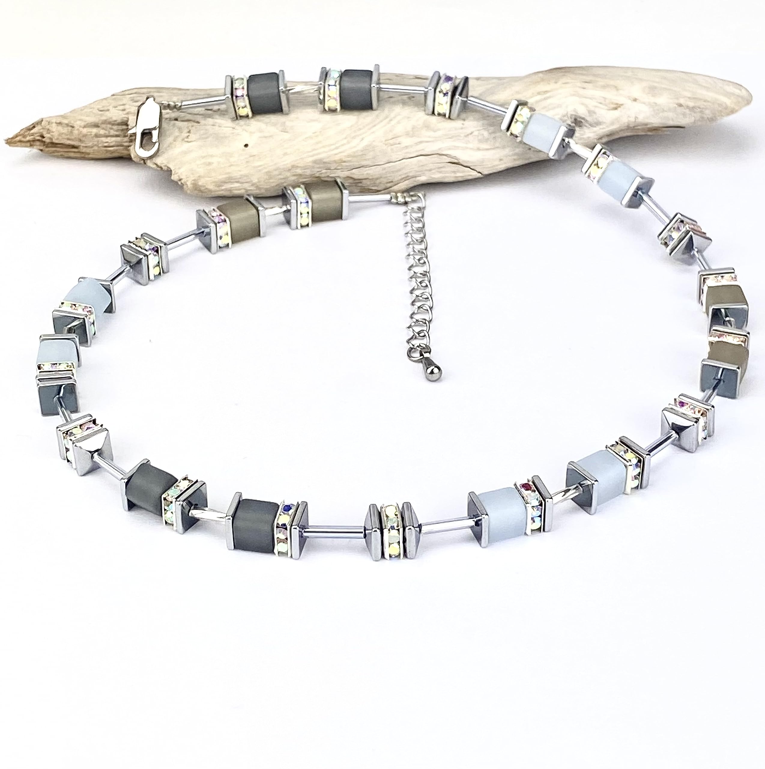 Handgemachte Hals Kette mit Polaris Würfel und Hämatit Edelstein sowie einem Edelstahlverschluss mit Verlängerung
