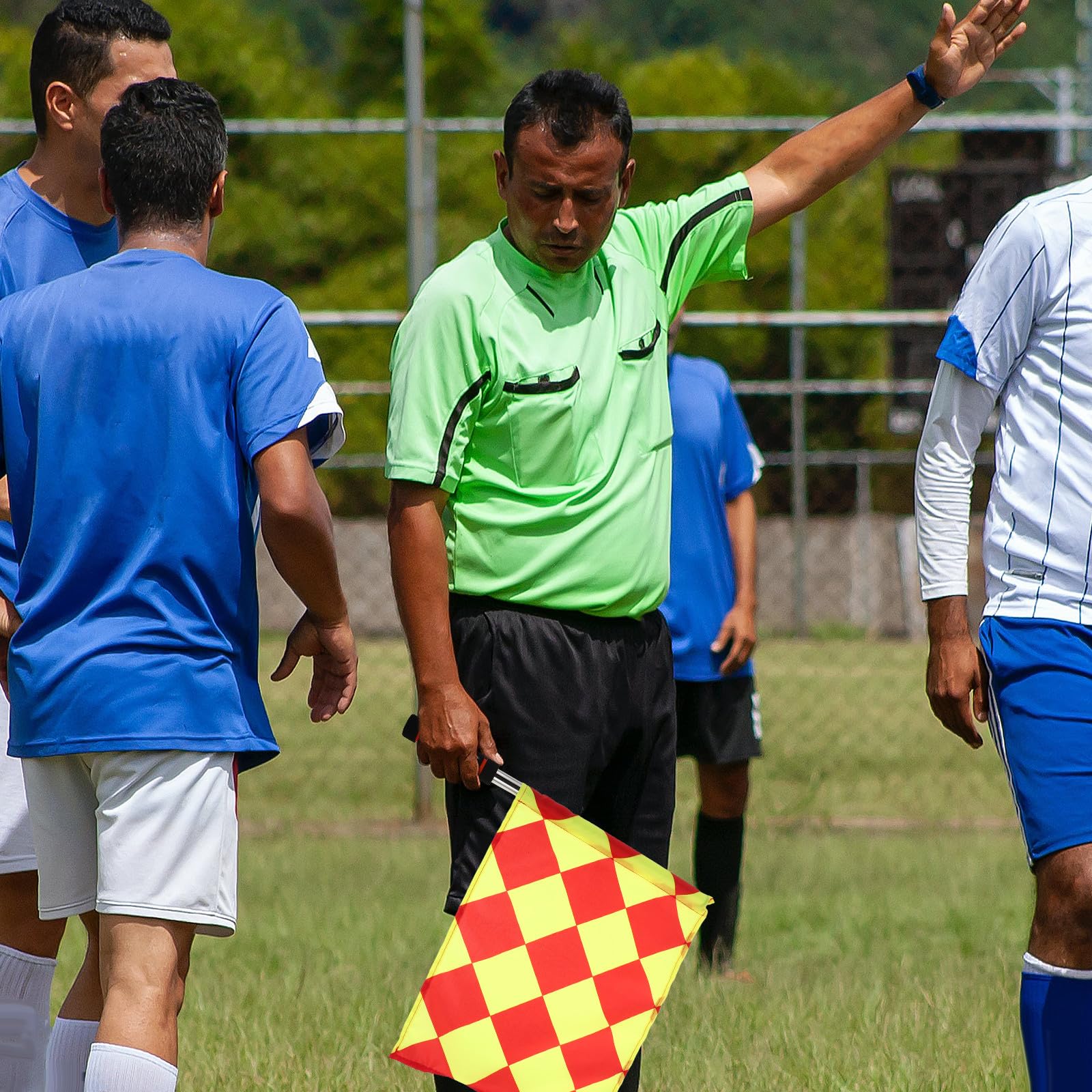SUPVOX 4 bandierine per arbitri di calcio: segnale a scacchi per guardalinee - bandierine manuali per assistenti arbitri - attrezzatura sportiva per tornei e scuole per ufficiali di gara