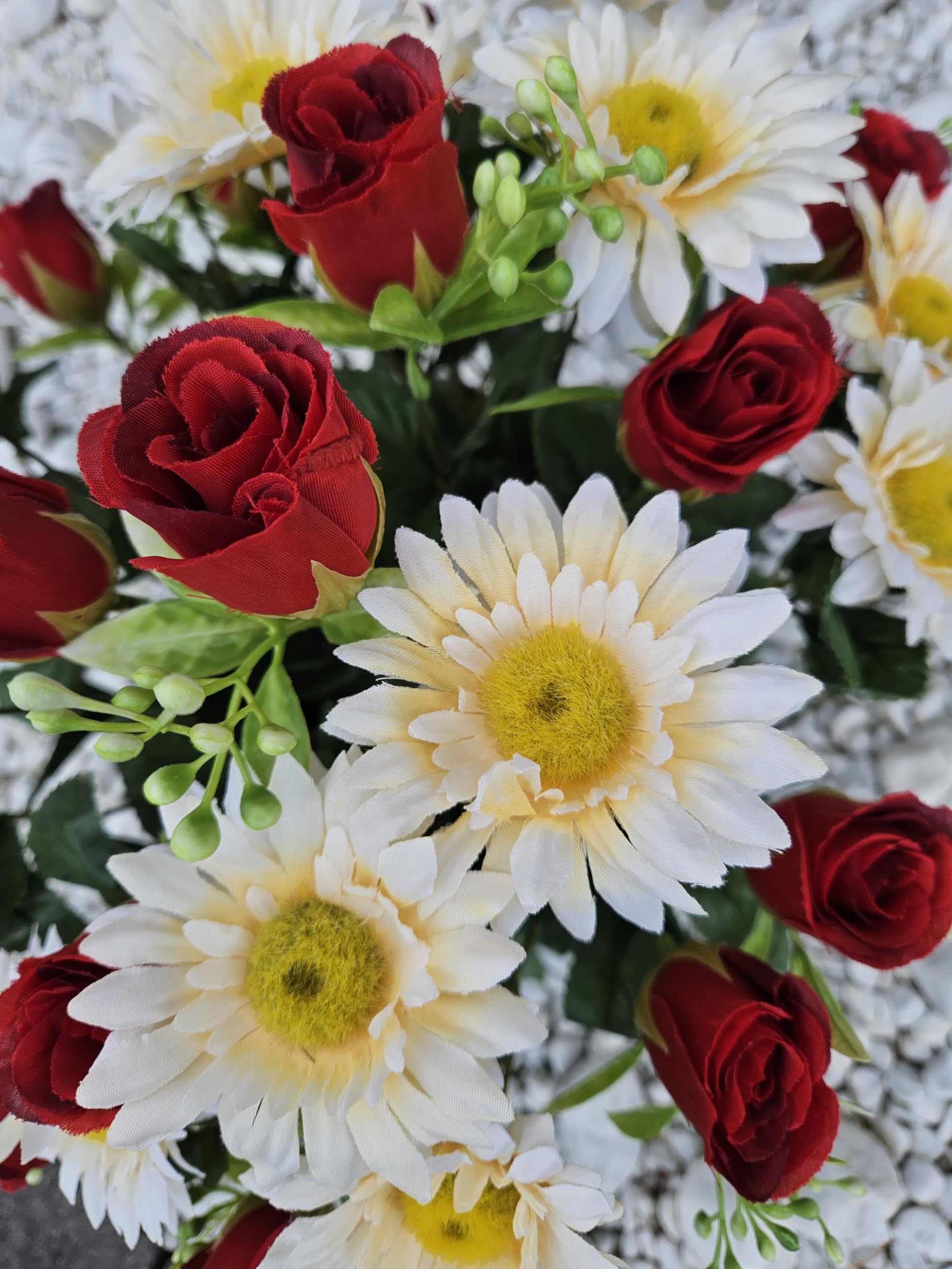 Composition De Fleurs Artificielles Lesté Ciment pour Une Parfaite Tenue à L' Extérieur. Réalisé par Nos Soins, Les Fleurs sont Aussi de Très Bonne Tenue et Qualité.