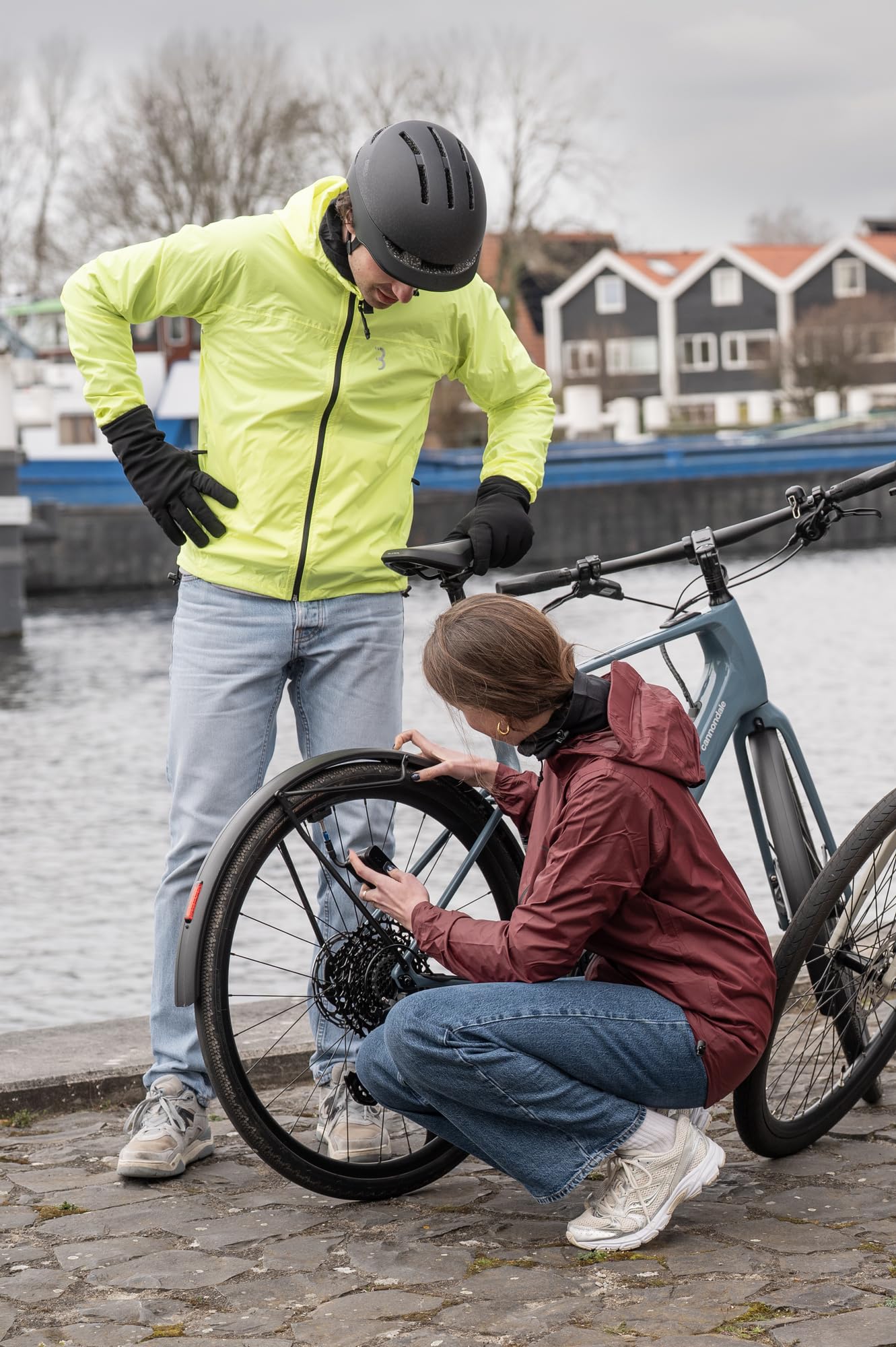 BBB Cycling BarBank Mini Pompe à Vélo Électrique – Ultra-Portable Format – Gonfleur 120 PSI / 8 Bar pour VTT, Route & Gravel – Charge Rapide USB-C, Éclairage LED – Compatible Valves Presta & Schrader
