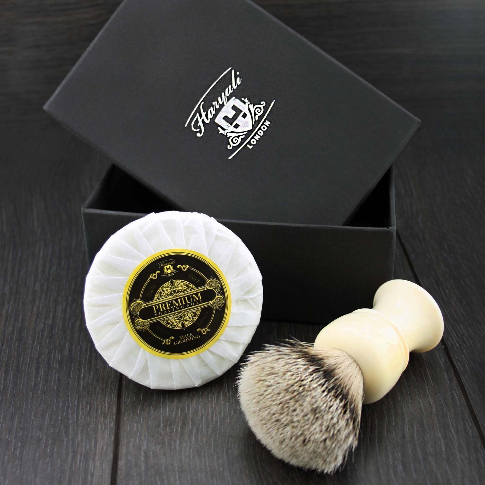 Haryali London - Pennello da rasatura, setole di tasso, assemblato a mano, sapone incluso, colore: bianco