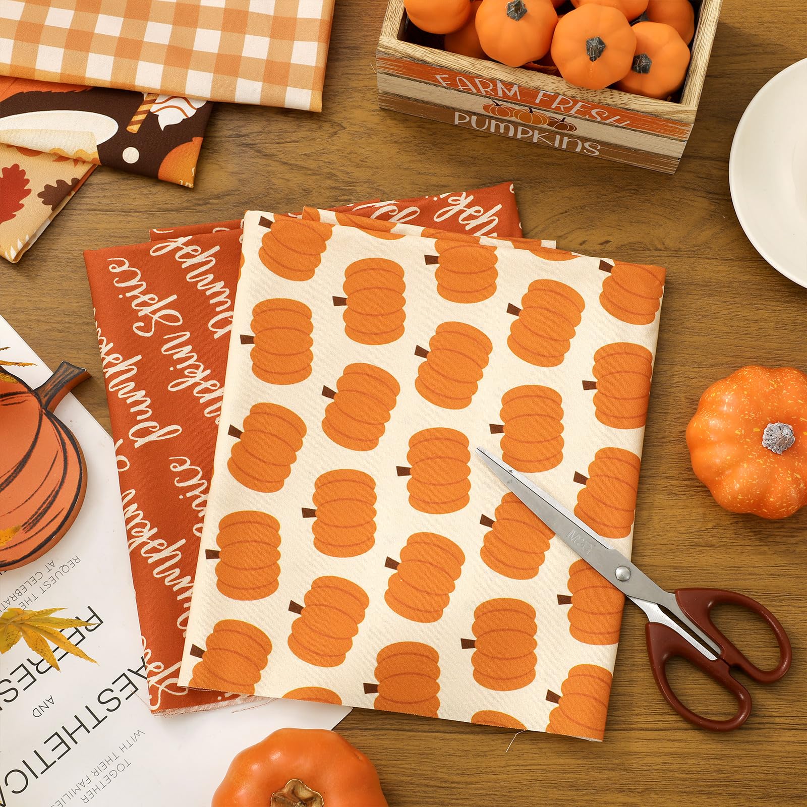 JarThenaAMCS Baumwollstoffbündel im Herbst-Design, 45,7 x 55,9 cm, Ahornblatt, Kürbis-Getränke, kariert, Fat Quarter, Herbst, Erntedankfest, Nähstoffe für Bastelarbeiten, Party-Dekoration, 12 Stück