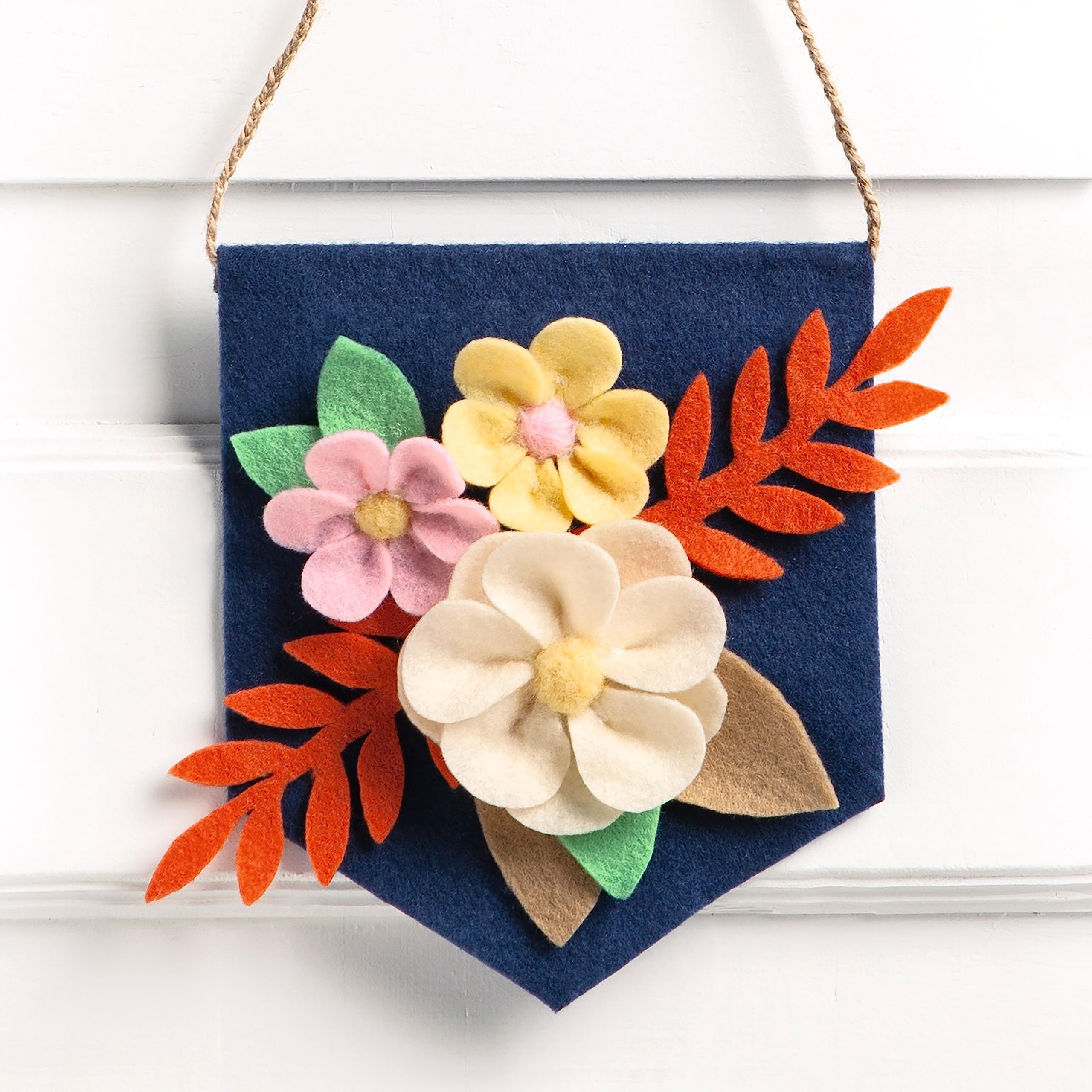 folia 9310 - Felt DIY box Rainbow Edition, zestaw rzemieślniczy do filcowania i szycia, 36 elementów z filcową wełną, filcowymi płytkami, przędzą, akcesoriami i instrukcjami
