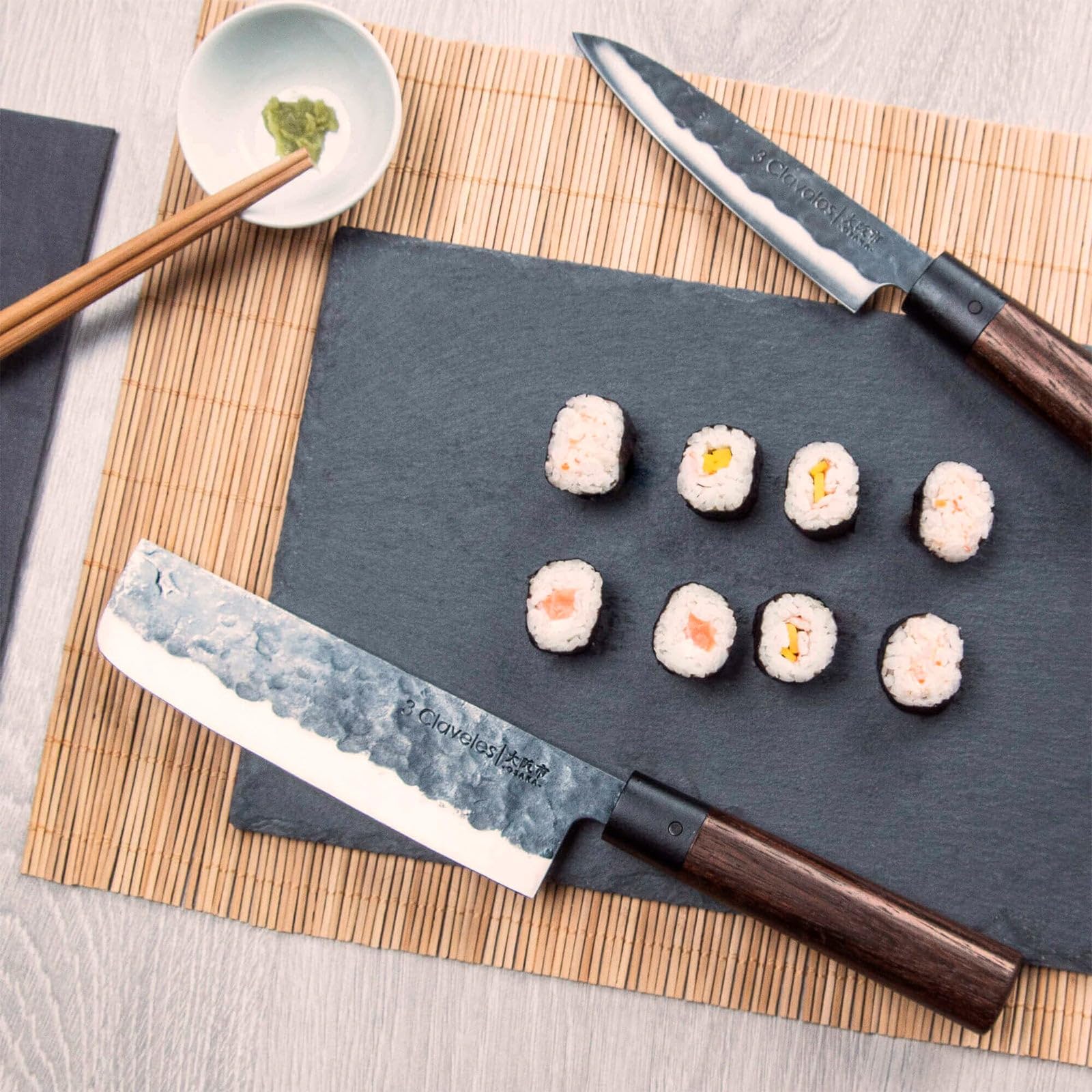 PracticDomus 3 Claveles Juego de 5 Cuchillos Profesionales Estilo Japonés Gama Osaka, Hojas Unicas Forjadas a Mano (5X Osaka Plus)