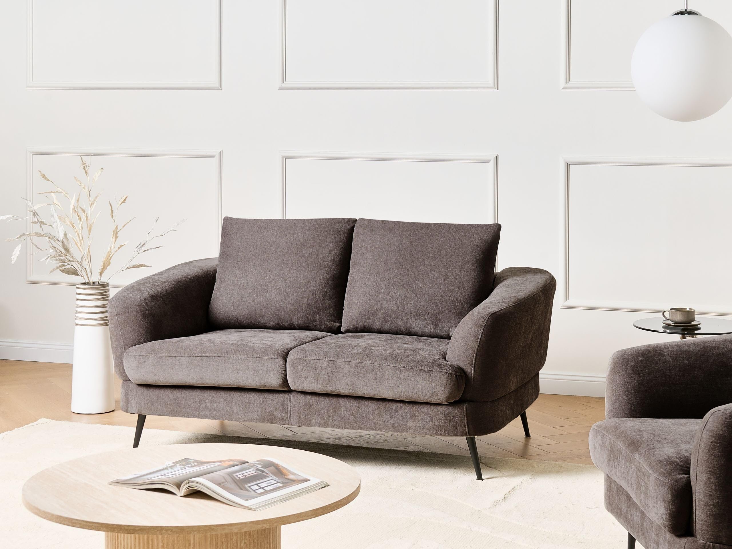 Tapicerowana sofa 2-osobowa szenila z podłokietnikami czarne żelazne nogi do salonu szarobeżowa Kjaer