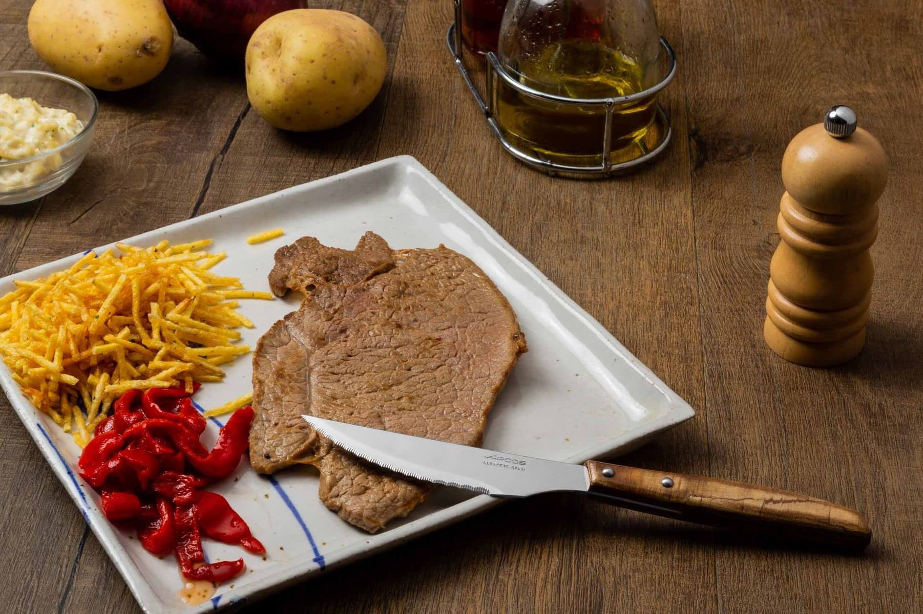 Arcos Juego Cuchillos carne 12 piezas Acero Inoxidable y Hoja - mm. Paquete Cuchillo bolsillo con filo perla cortar y filetear carne. Mango ergonómico polioximetileno POM. Serie Mesa. Color marrón.