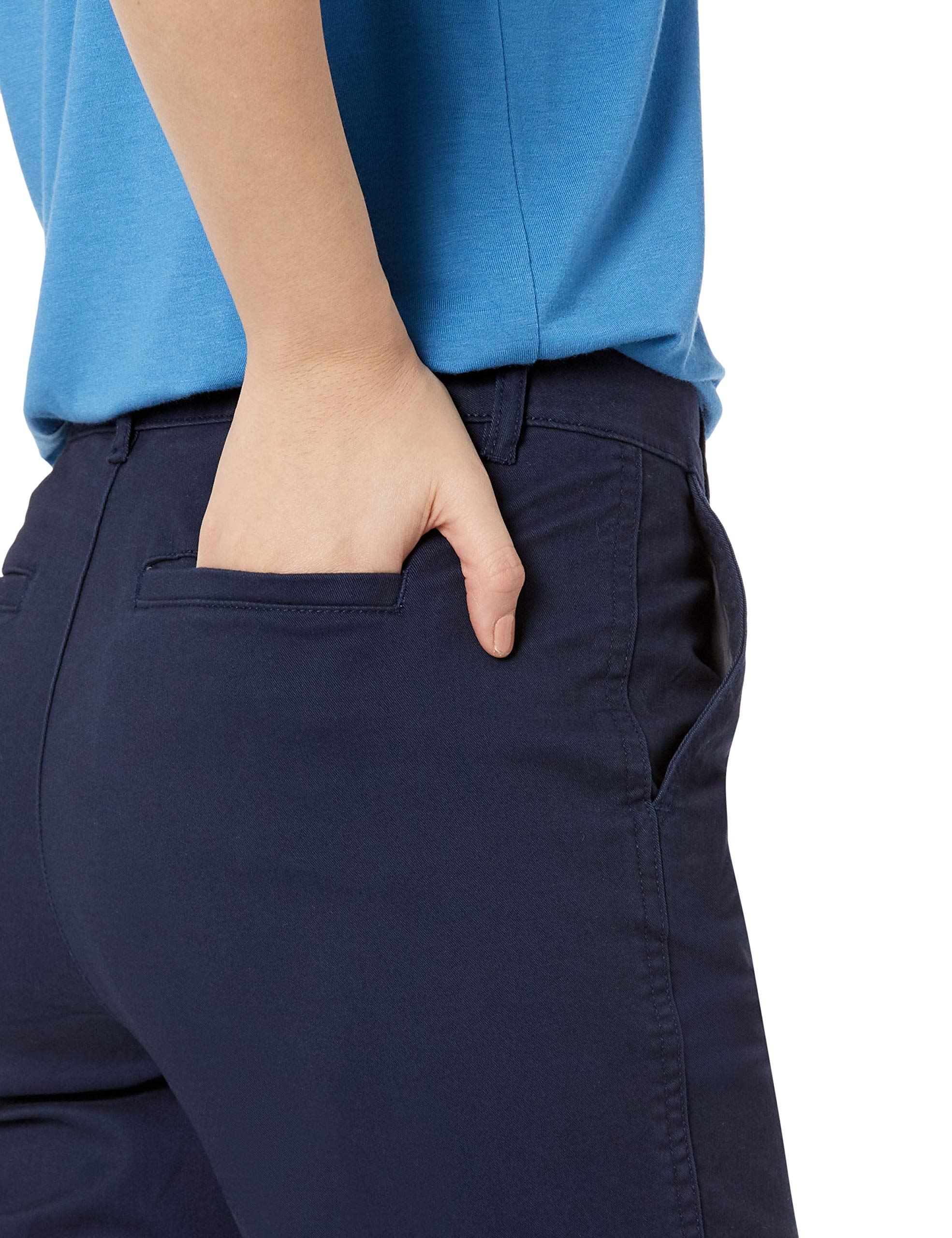 Amazon Essentials Femme Pantalon Chino en Textile Sergé Extensible à Coupe Ajustée et Jambe Droite