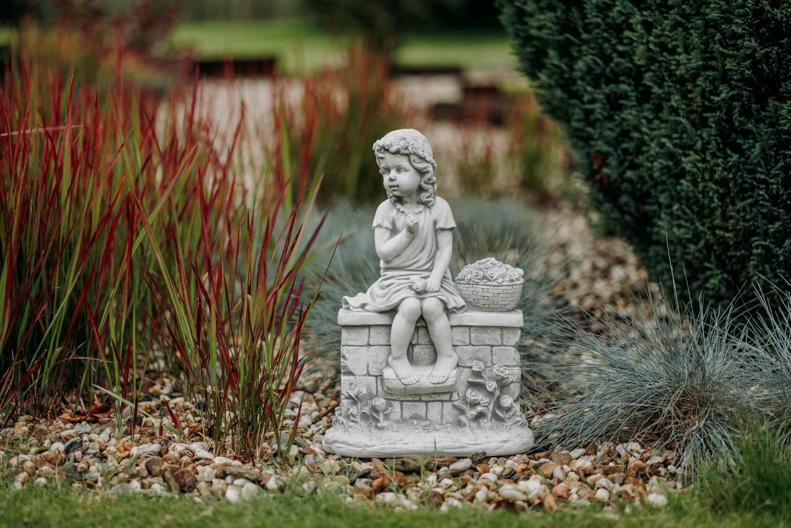 gartendekoparadies.de Mädchen Figur auf der Mauer, Steinfigur H. 49 cm, 18 kg, Grau, frostsicher aus Steinguss für Außenbereich