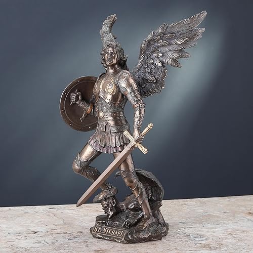 Miniatura 7 de Arcángel San Miguel de pie en el demonio con escultura de espada y escudo