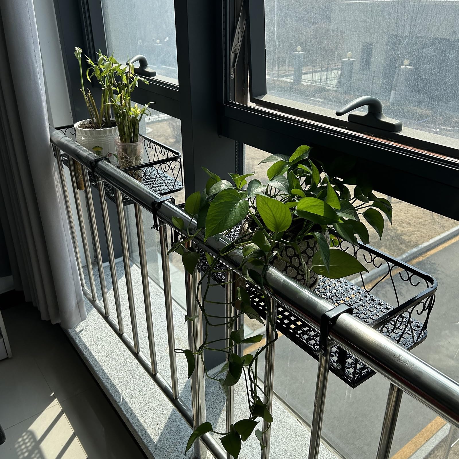 Regał na kwiaty, balkonowy, żelazny, dekoracyjny uchwyt na rośliny na parapet i balustradę, 25 x 50 cm, stylowa dekoracja zewnętrzna, odporna na warunki atmosferyczne, idealny do domu i ogrodu