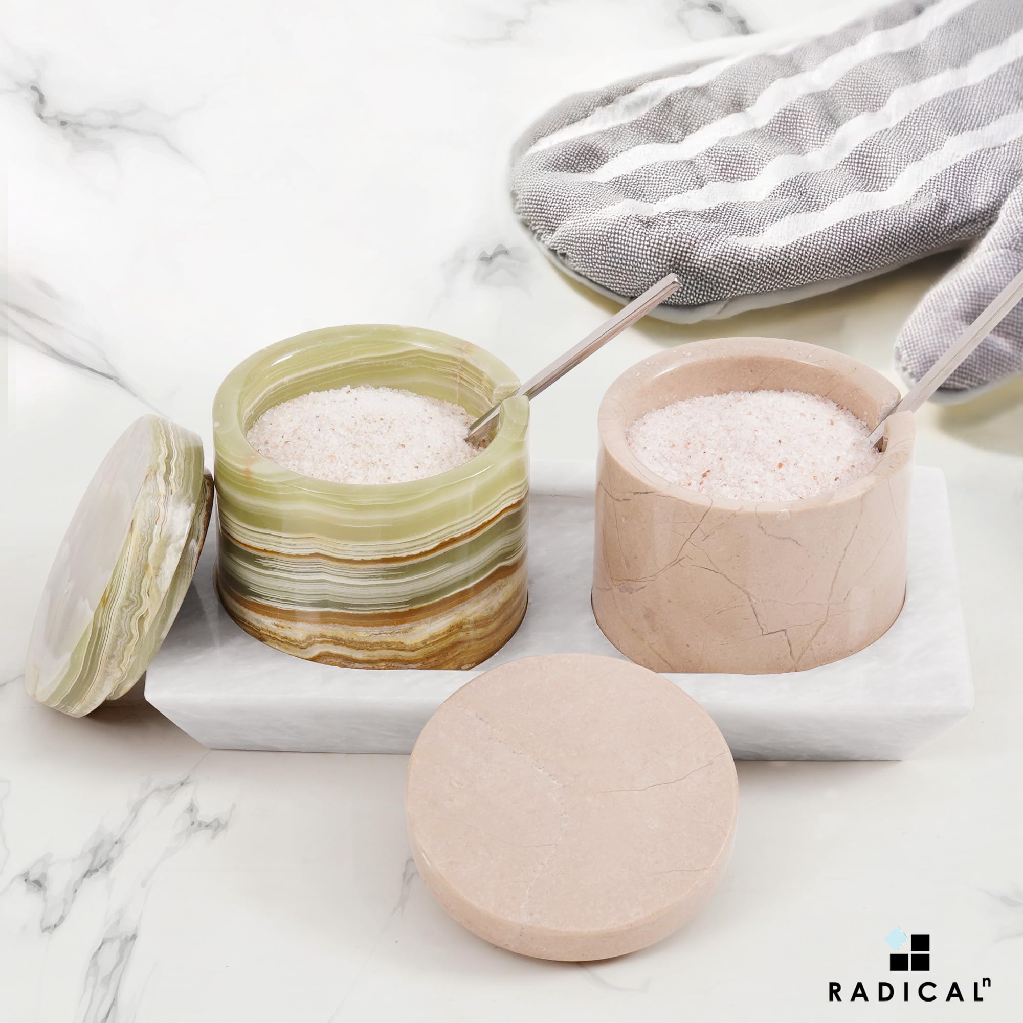 Radicaln Verona and Green Lot de 2 pots à sel en marbre avec couvercle et plateau de 7,6 cm faits à la main pour le rangement de la cuisine, sucrier de table et salière pour comptoir