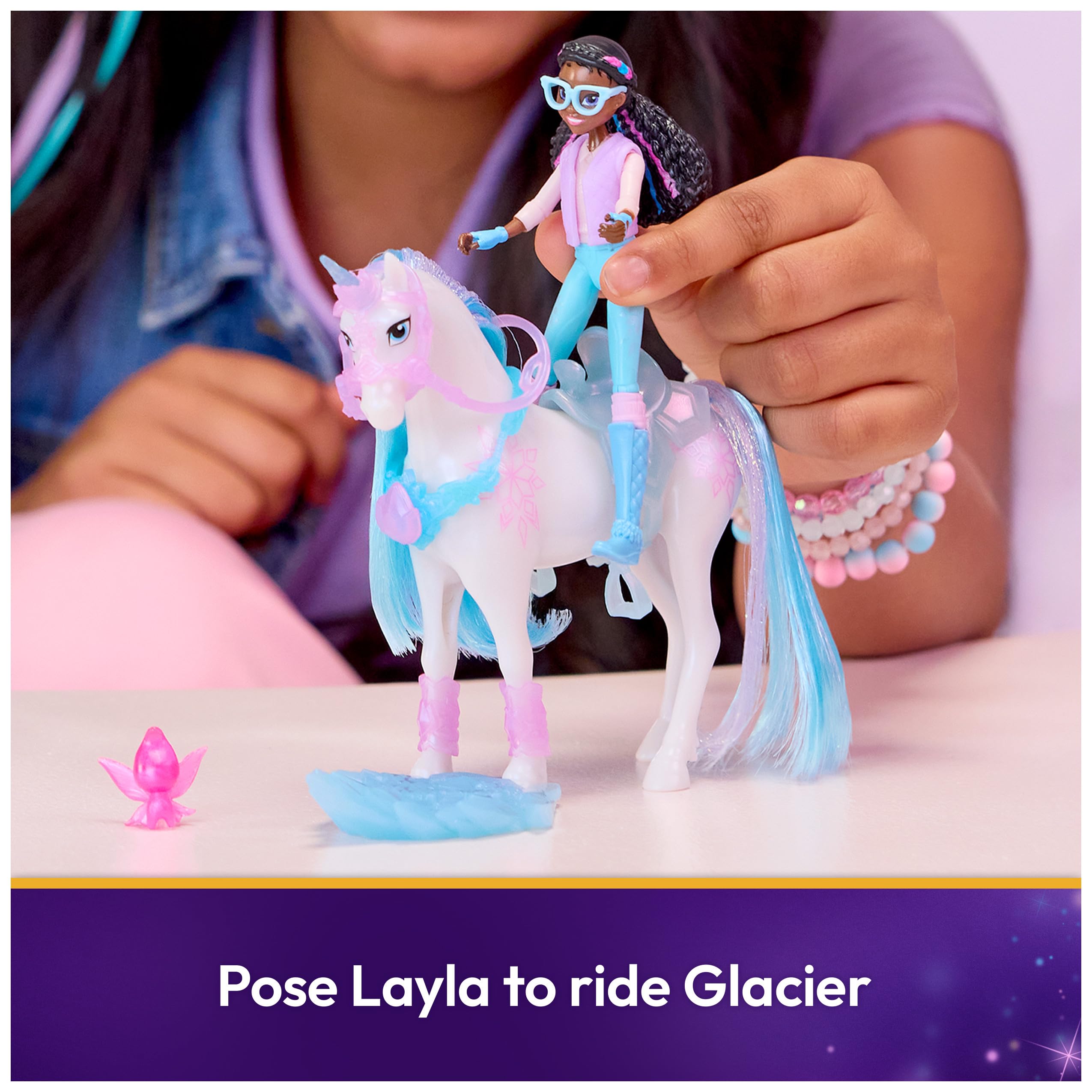 Unicorn Academy, Glacier's Gemstone Adventure con Bambola Layla e 13 Accessori, Bambole e unicorni Giocattolo per Bambine dai 4 Anni in su
