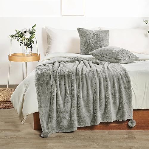 Miniatura 8 de BYTIDE Manta de felpa de piel sintética con pompones de 50 x 60 pulgadas con dos fundas de almohada decorativas de 20 x 20 pulgadas (sin rellenos),