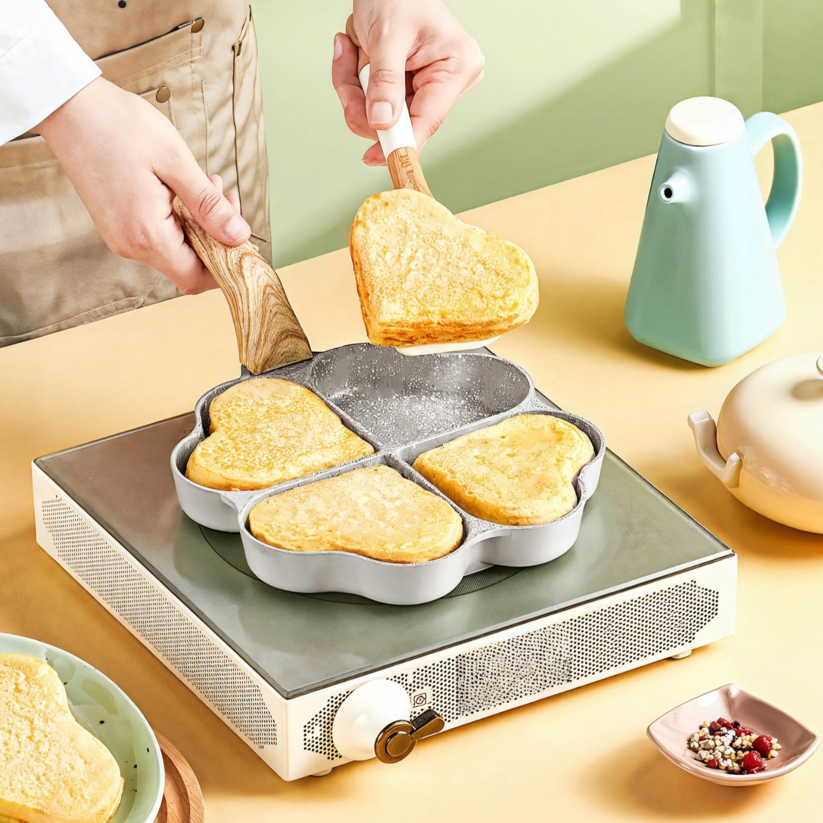Herzförmige Bratpfanne für Spiegeleier, Pfanne mit vier Fächern für Frühstück, Antihaftbeschichtung, Aluminium, geeignet für Gas und Induktion, 20 cm, weiß, für Eier, Pfannkuchen und kleine Portionen