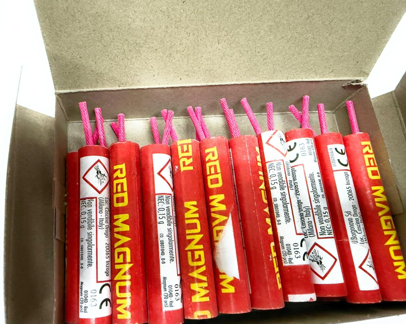 Petardi Red Magnum Categoria 1 (K1) con Miccia Rossa a Fiamma – 2 Confezioni da 20 Pezzi (Totale 40) – Petardi Pirotecnici Sicuri e Certificati CE per Capodanno, Feste, Eventi e Scoppio Sonoro