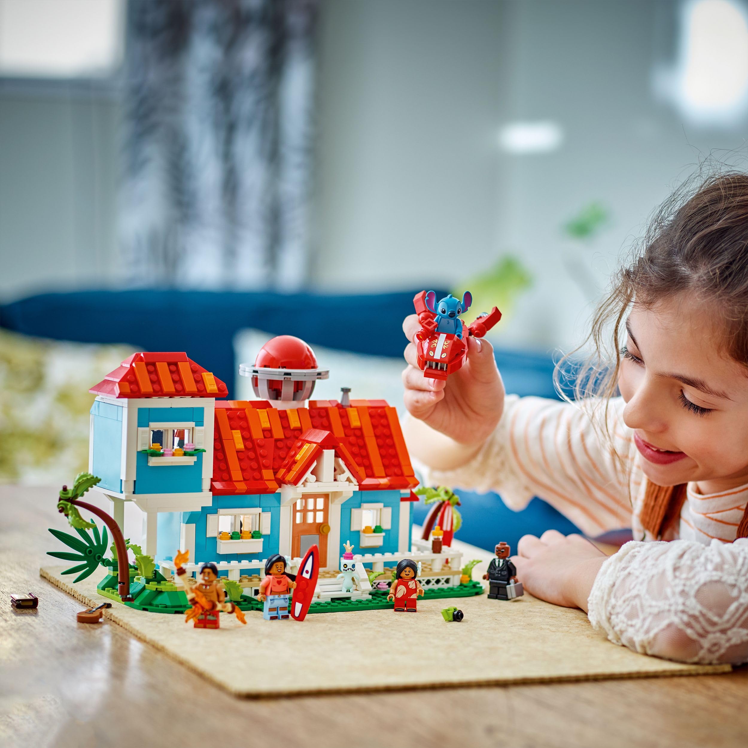 LEGO ǀ Disney Casa en la Playa de Lilo y Stitch de Juguete con 6 Habitaciones, Observatorio, Nave Espacial, 5 Minifiguras, Tabla de Surf y Más, Regalo de Cumpleaños para Niñas y Niños de 9+ Años 43268