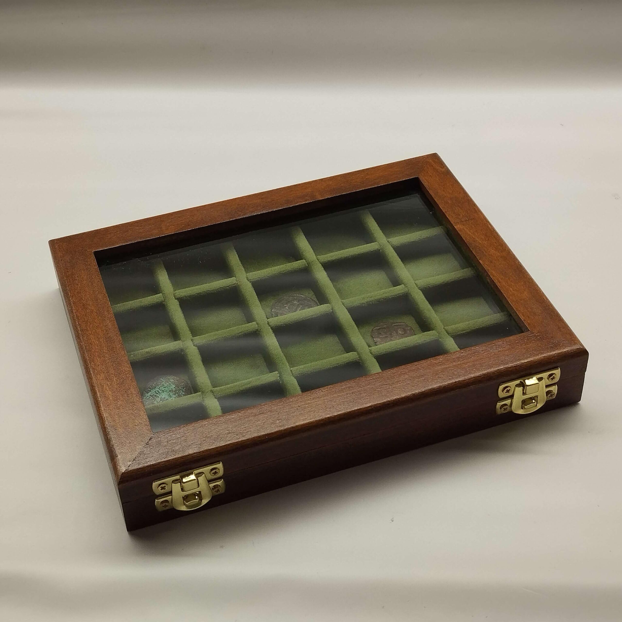 Vitrina Numismática Artesanal de Madera y Terciopelo para Monedas de Colección — Estuche Expositor para Marengos, Follis, Monedas Romanas Antiguas y de Plata